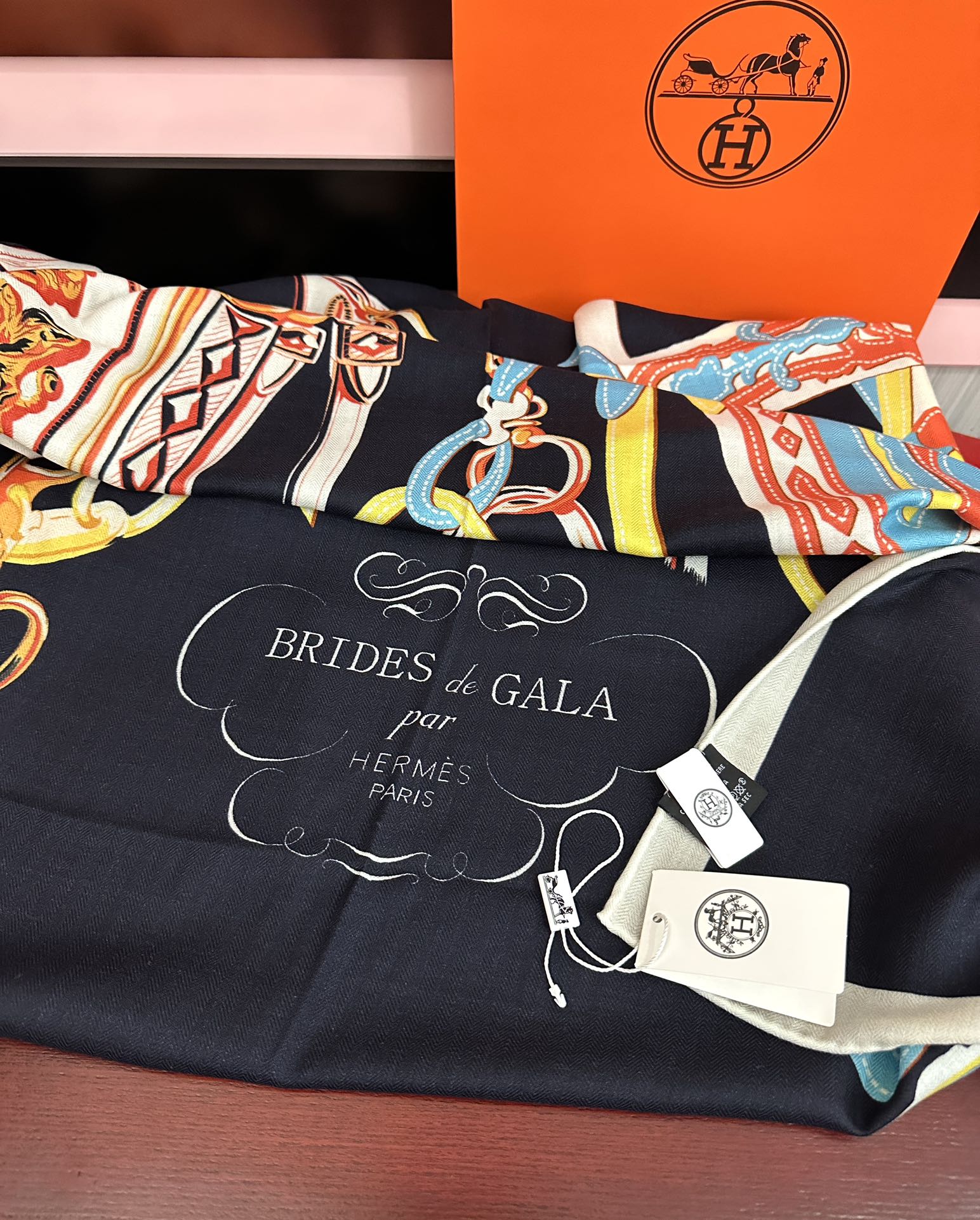 新款。爱马仕 ZG同步秋冬新款[爱心]新一季丝巾采购清单估计各位养马人们已经列好了[太阳]我就不推荐了回