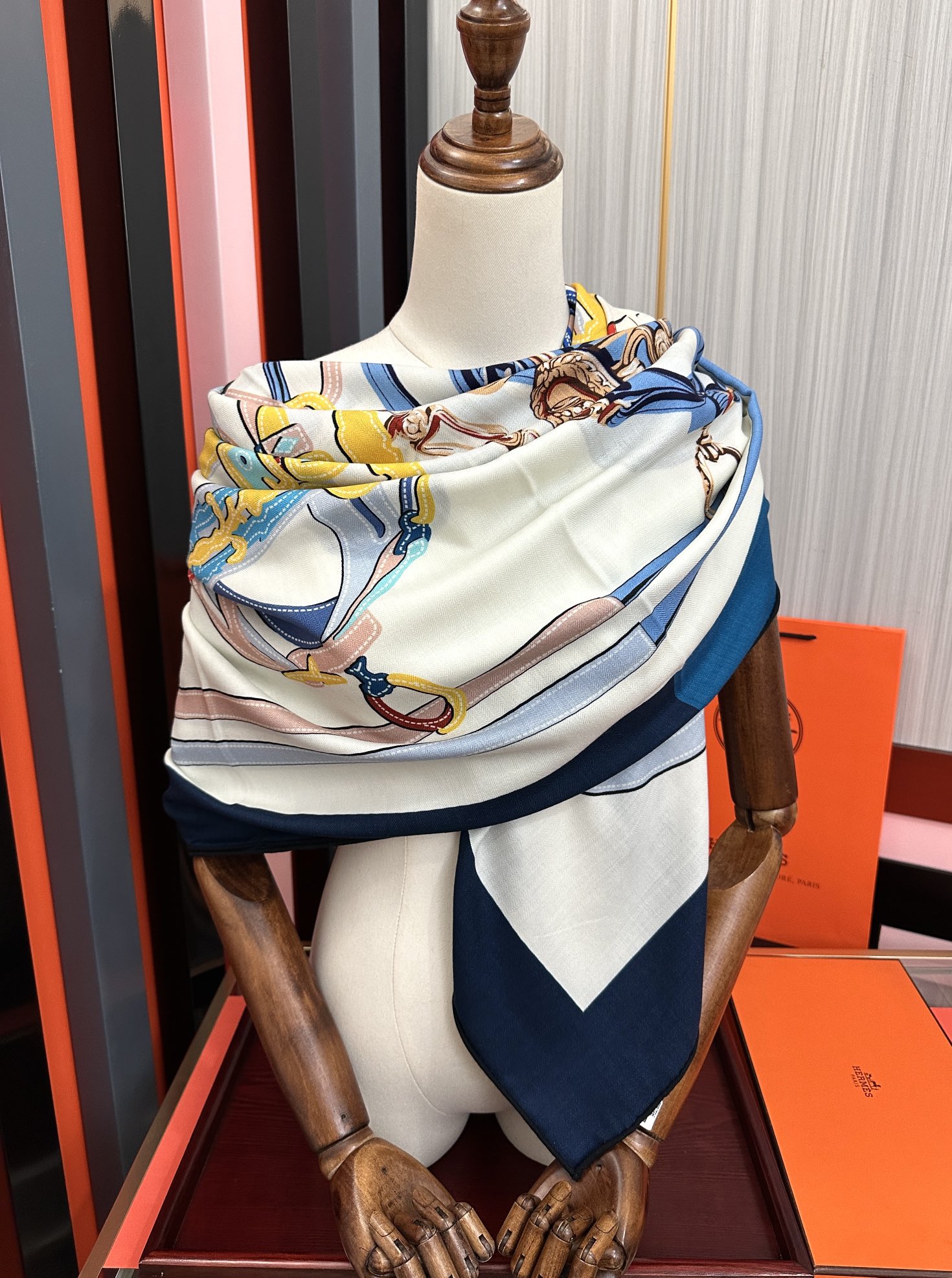 新款。爱马仕 ZG同步秋冬新款[爱心]新一季丝巾采购清单估计各位养马人们已经列好了[太阳]我就不推荐了回