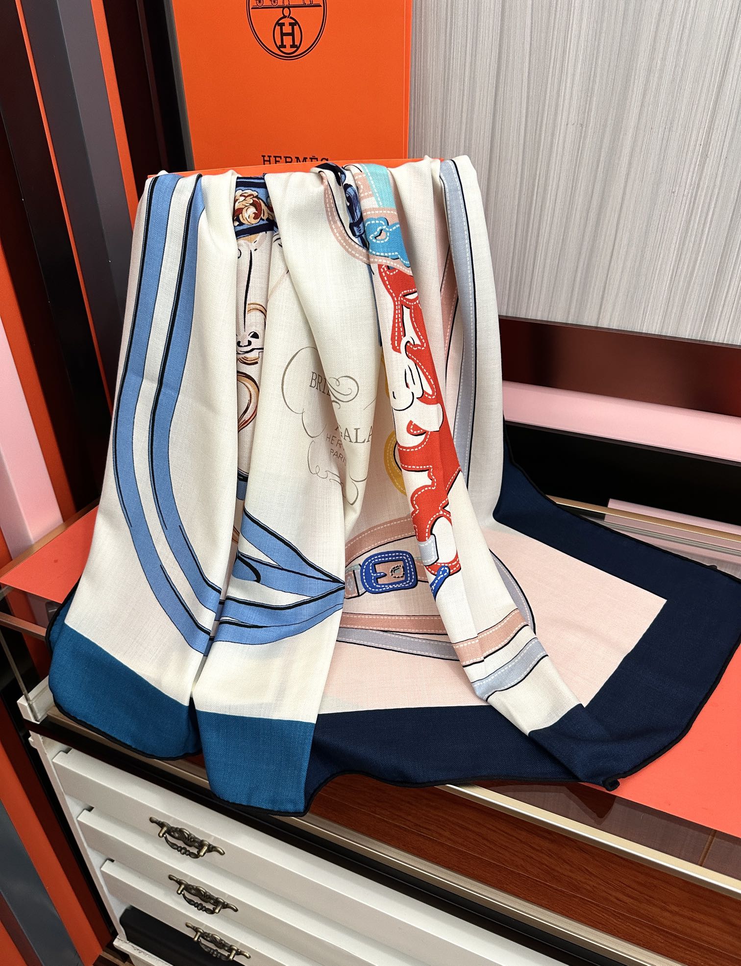 新款。爱马仕 ZG同步秋冬新款[爱心]新一季丝巾采购清单估计各位养马人们已经列好了[太阳]我就不推荐了回