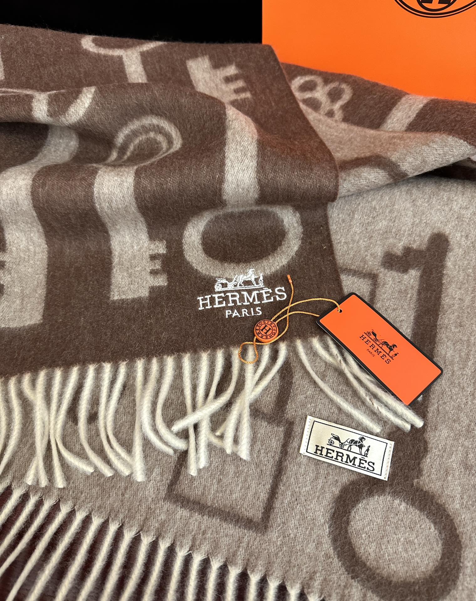 上新。H家爱马仕 最爆款采用内蒙古羊绒 🎉男女士情侣款👫围巾‼️太美了😎让人耳目一新的感觉[色][色][