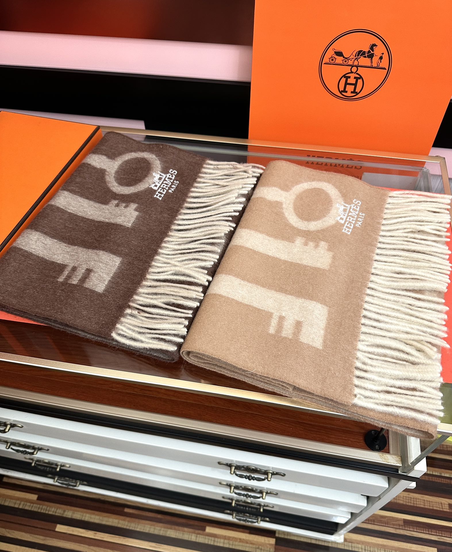 上新。H家爱马仕 最爆款采用内蒙古羊绒 🎉男女士情侣款👫围巾‼️太美了😎让人耳目一新的感觉[色][色][