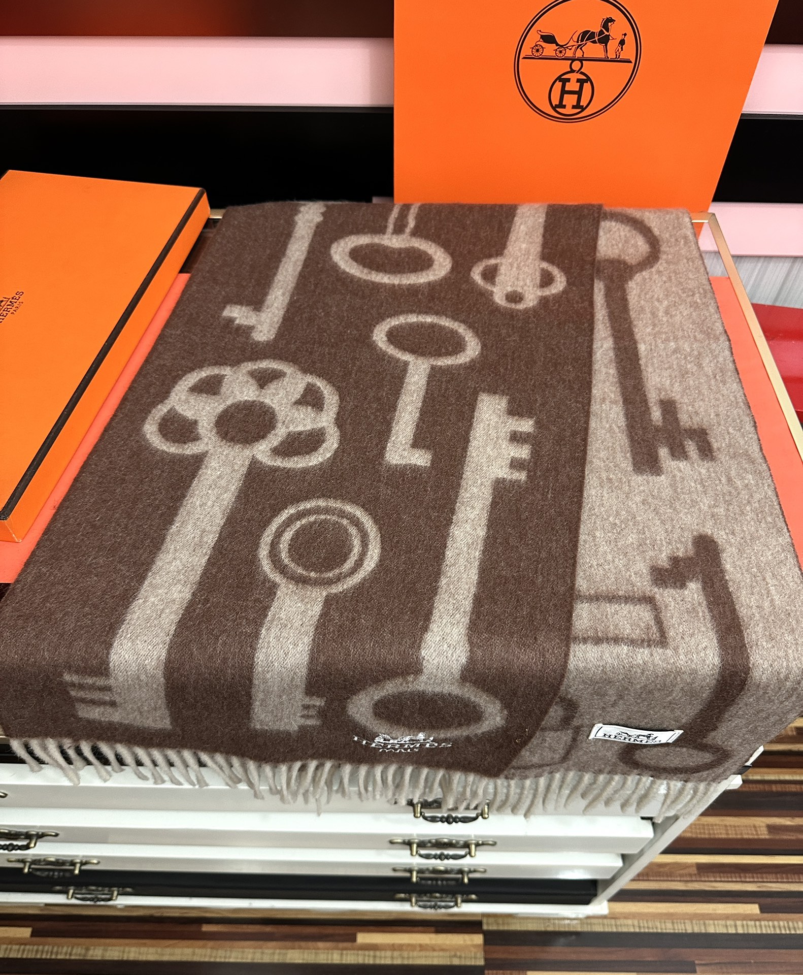 上新。H家爱马仕 最爆款采用内蒙古羊绒 🎉男女士情侣款👫围巾‼️太美了😎让人耳目一新的感觉[色][色][