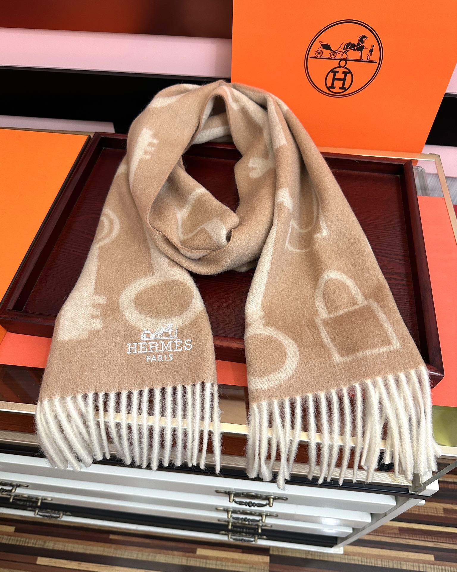 上新。H家爱马仕 最爆款采用内蒙古羊绒 🎉男女士情侣款👫围巾‼️太美了😎让人耳目一新的感觉[色][色][