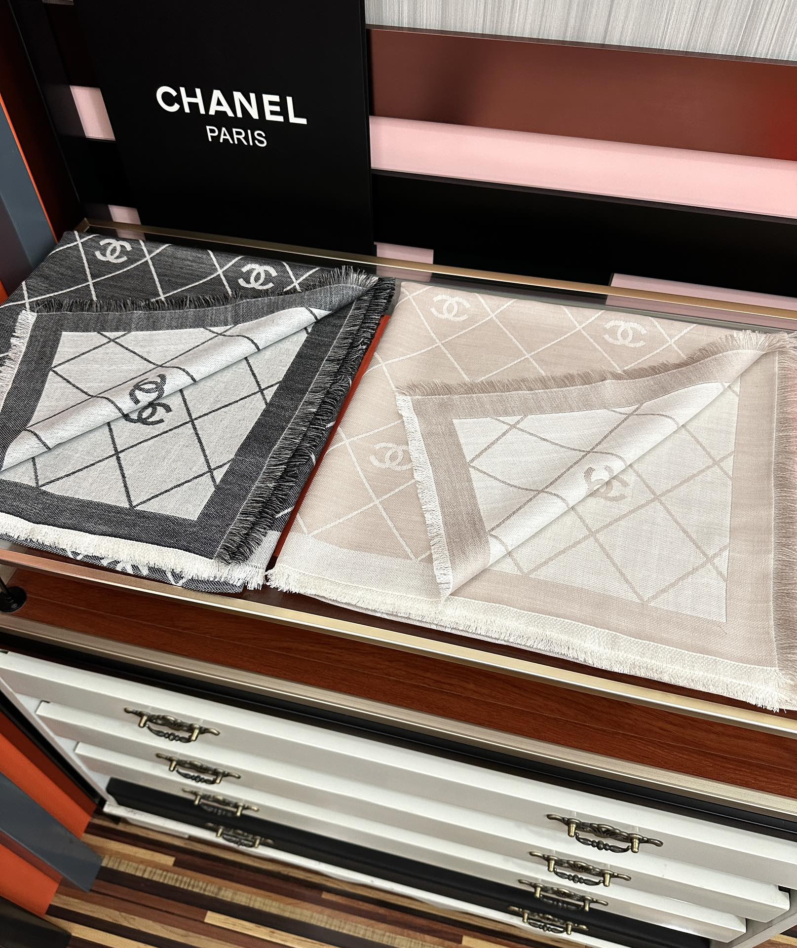 上新。H家爱马仕 最爆款采用内蒙古羊绒 🎉男女士情侣款👫围巾‼️太美了😎让人耳目一新的感觉[色][色][