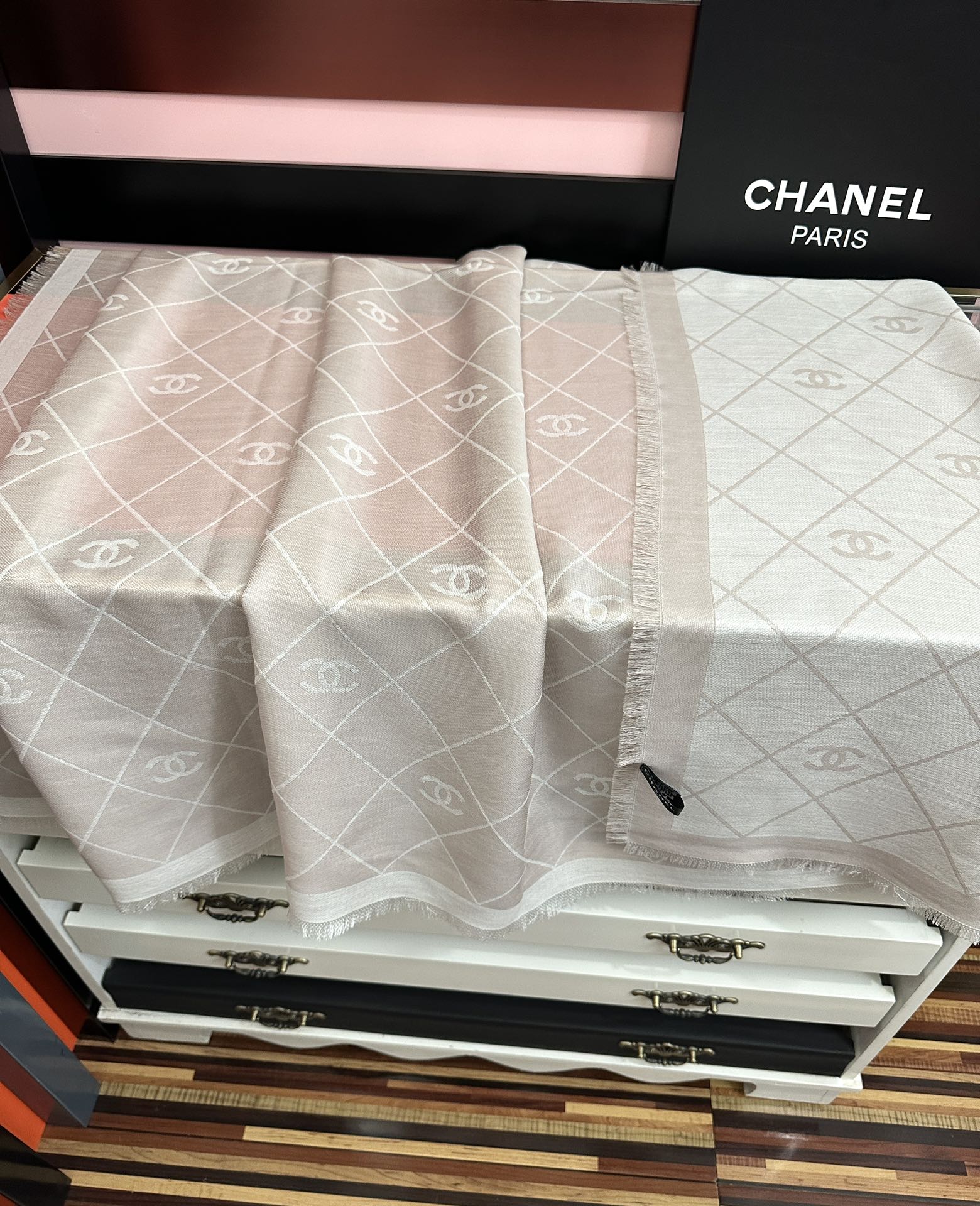 上新。H家爱马仕 最爆款采用内蒙古羊绒 🎉男女士情侣款👫围巾‼️太美了😎让人耳目一新的感觉[色][色][