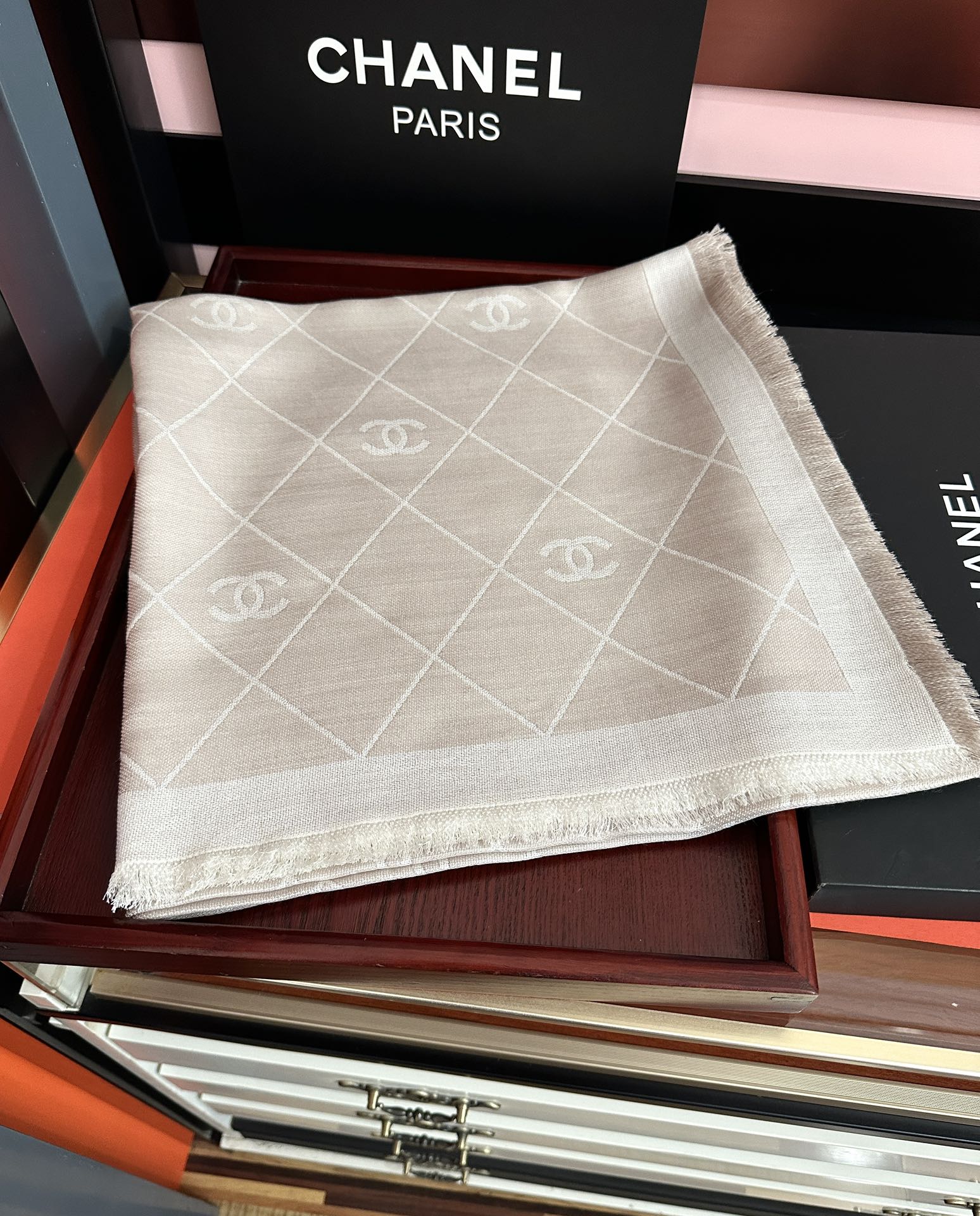 上新。H家爱马仕 最爆款采用内蒙古羊绒 🎉男女士情侣款👫围巾‼️太美了😎让人耳目一新的感觉[色][色][