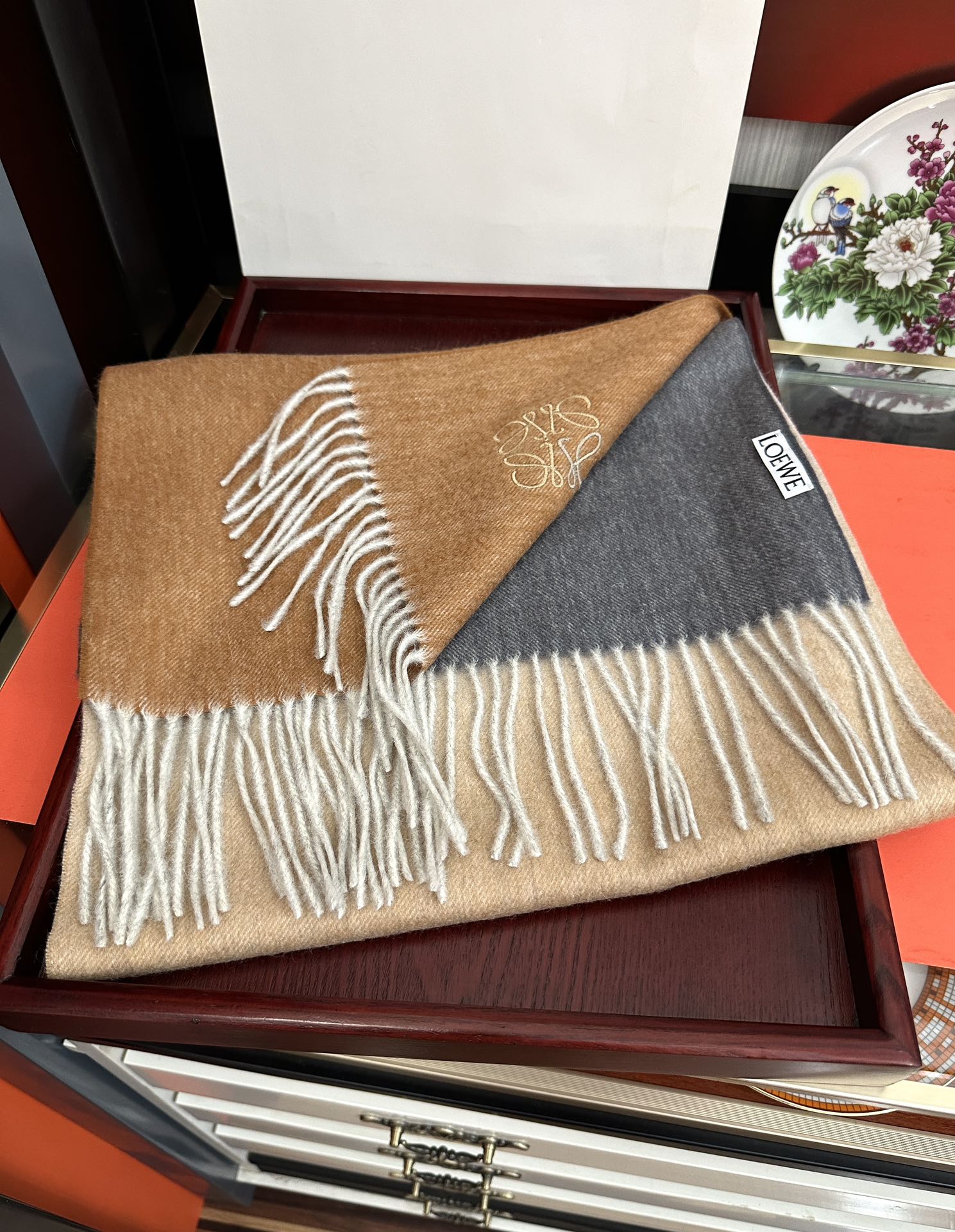 。 2010新品，太美了，罗意威，采用内蒙古山羊绒，渐变系列，最新款男女通用情侣款👫重磅推荐💥 经典的格