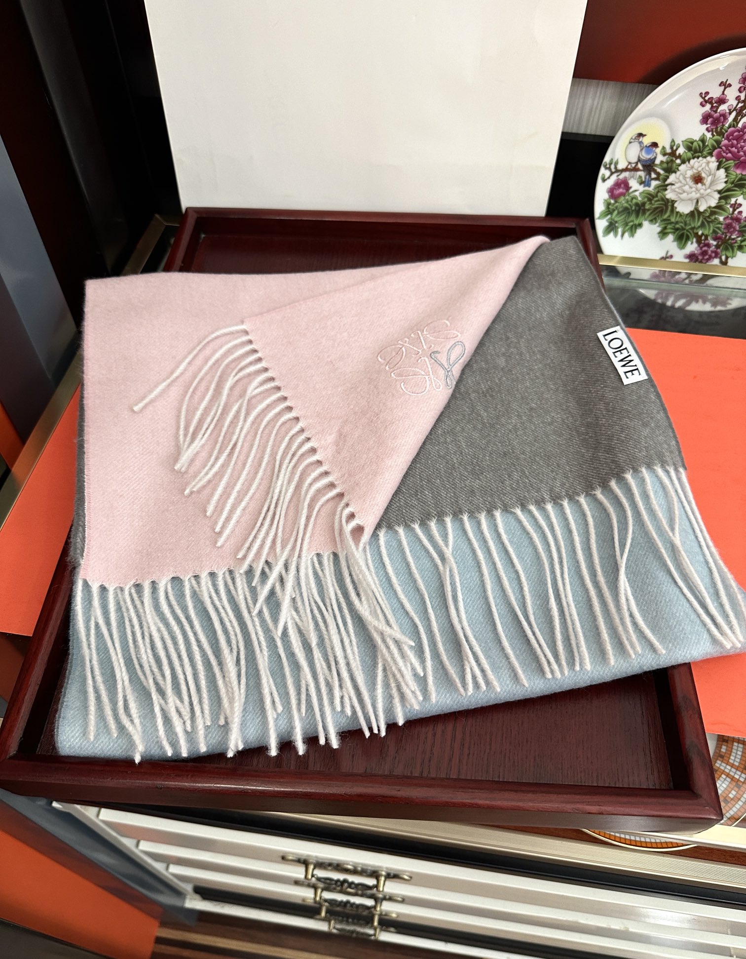 。 2010新品，太美了，罗意威，采用内蒙古山羊绒，渐变系列，最新款男女通用情侣款👫重磅推荐💥 经典的格