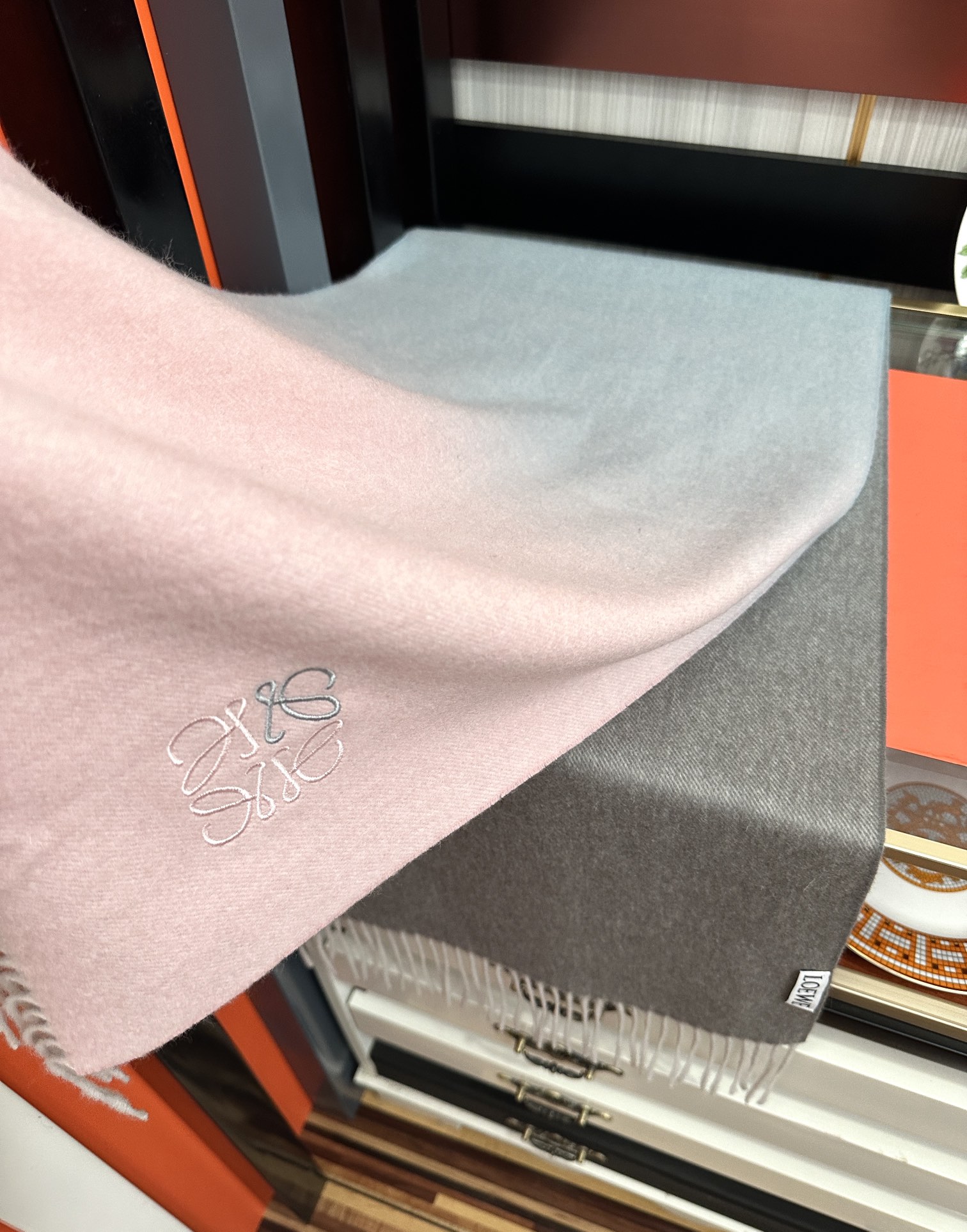 。 2010新品，太美了，罗意威，采用内蒙古山羊绒，渐变系列，最新款男女通用情侣款👫重磅推荐💥 经典的格