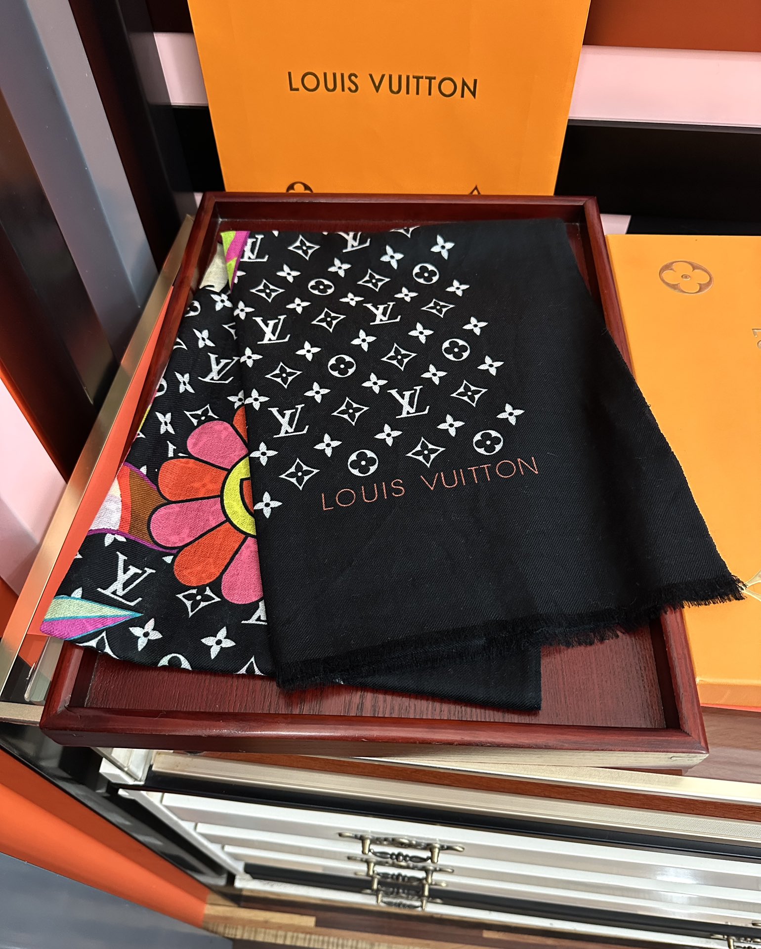 。L V 2025 最新款[得意]顶级设计太美了，真心赞👍【羊绒长巾】😘💍实物真心美 🎀披肩配以印花💓💃