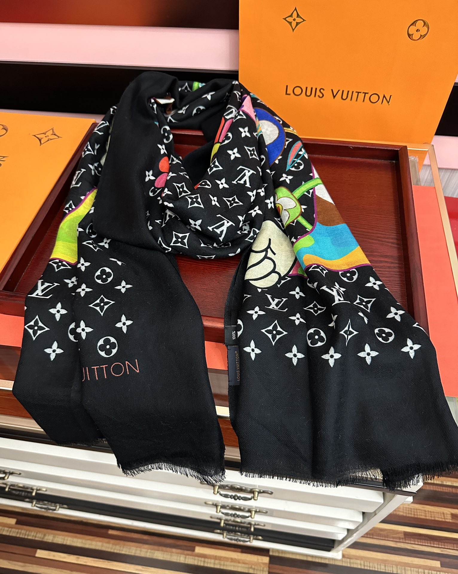 。L V 2025 最新款[得意]顶级设计太美了，真心赞👍【羊绒长巾】😘💍实物真心美 🎀披肩配以印花💓💃