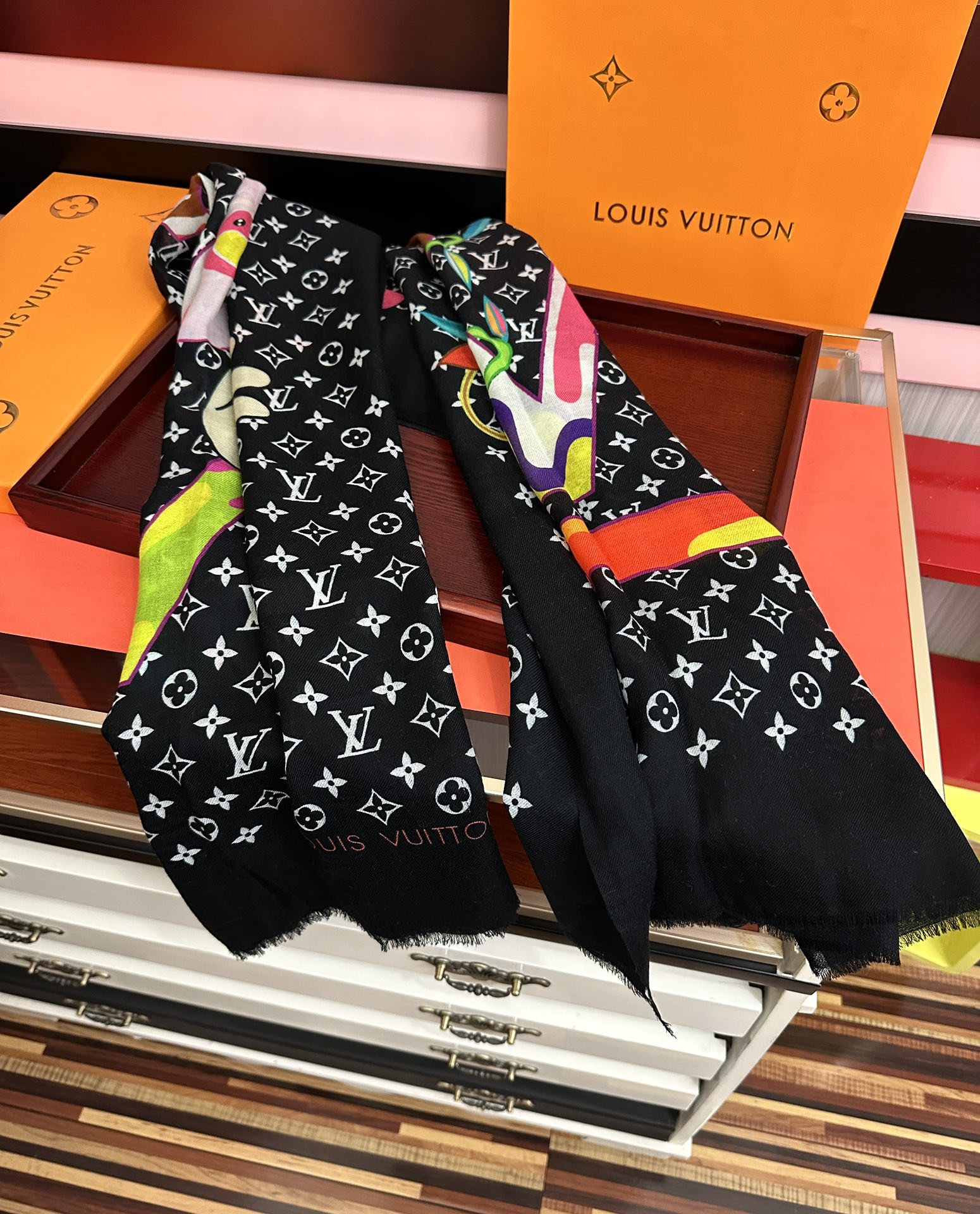 。L V 2025 最新款[得意]顶级设计太美了，真心赞👍【羊绒长巾】😘💍实物真心美 🎀披肩配以印花💓💃