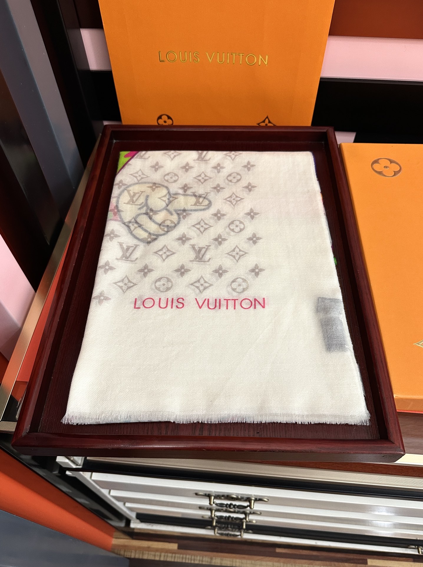 。L V 2025 最新款[得意]顶级设计太美了，真心赞👍【羊绒长巾】😘💍实物真心美 🎀披肩配以印花💓💃