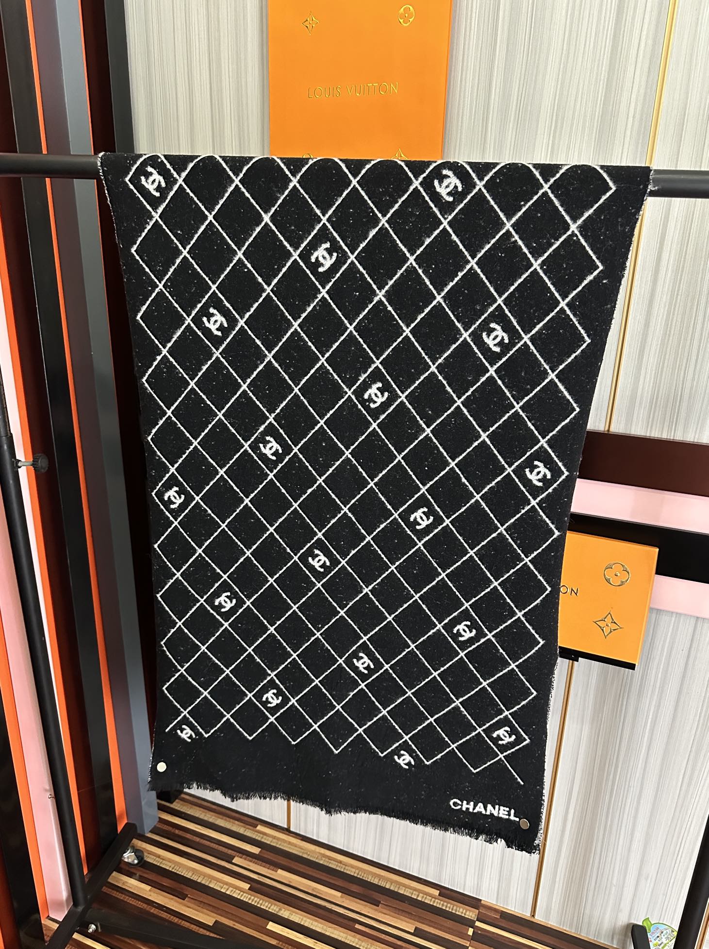 。 小香 爆款披肩！超美🫐融合了经典菱格图案与双C Logo字母元素[庆祝]采用双面提花工艺，黑灰配色高