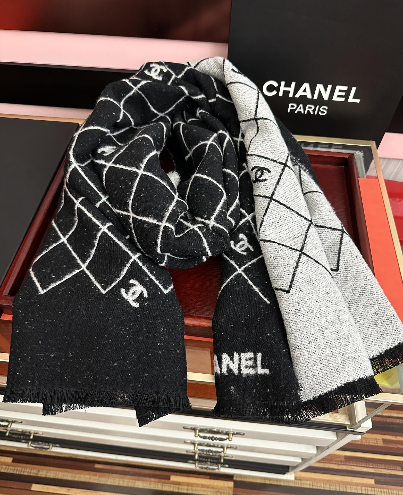 。 小香 爆款披肩！超美🫐融合了经典菱格图案与双C Logo字母元素[庆祝]采用双面提花工艺，黑灰配色高