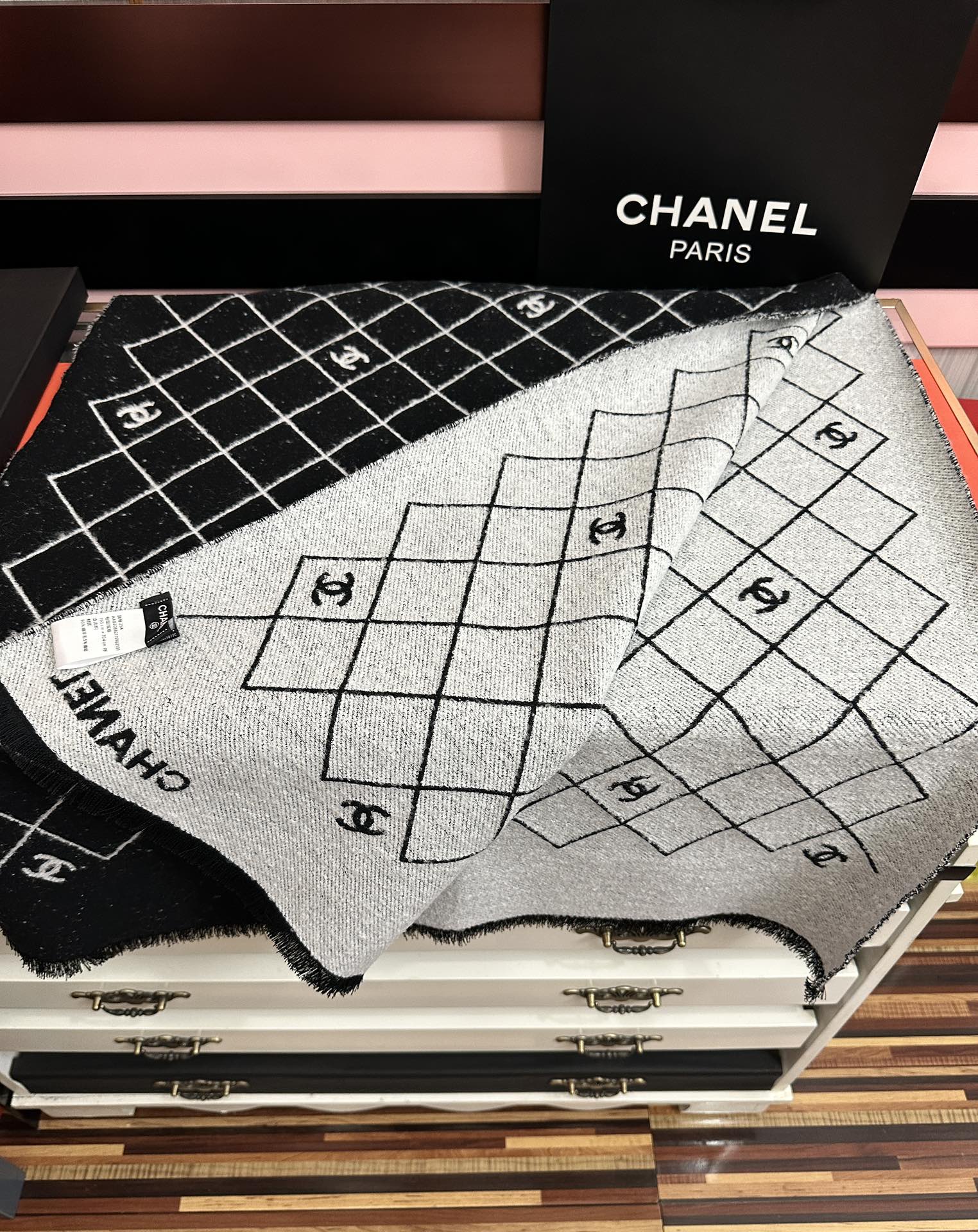 。 小香 爆款披肩！超美🫐融合了经典菱格图案与双C Logo字母元素[庆祝]采用双面提花工艺，黑灰配色高