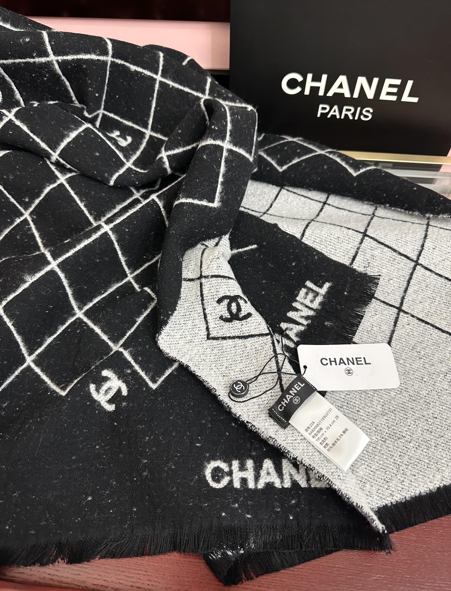 。 小香 爆款披肩！超美🫐融合了经典菱格图案与双C Logo字母元素[庆祝]采用双面提花工艺，黑灰配色高