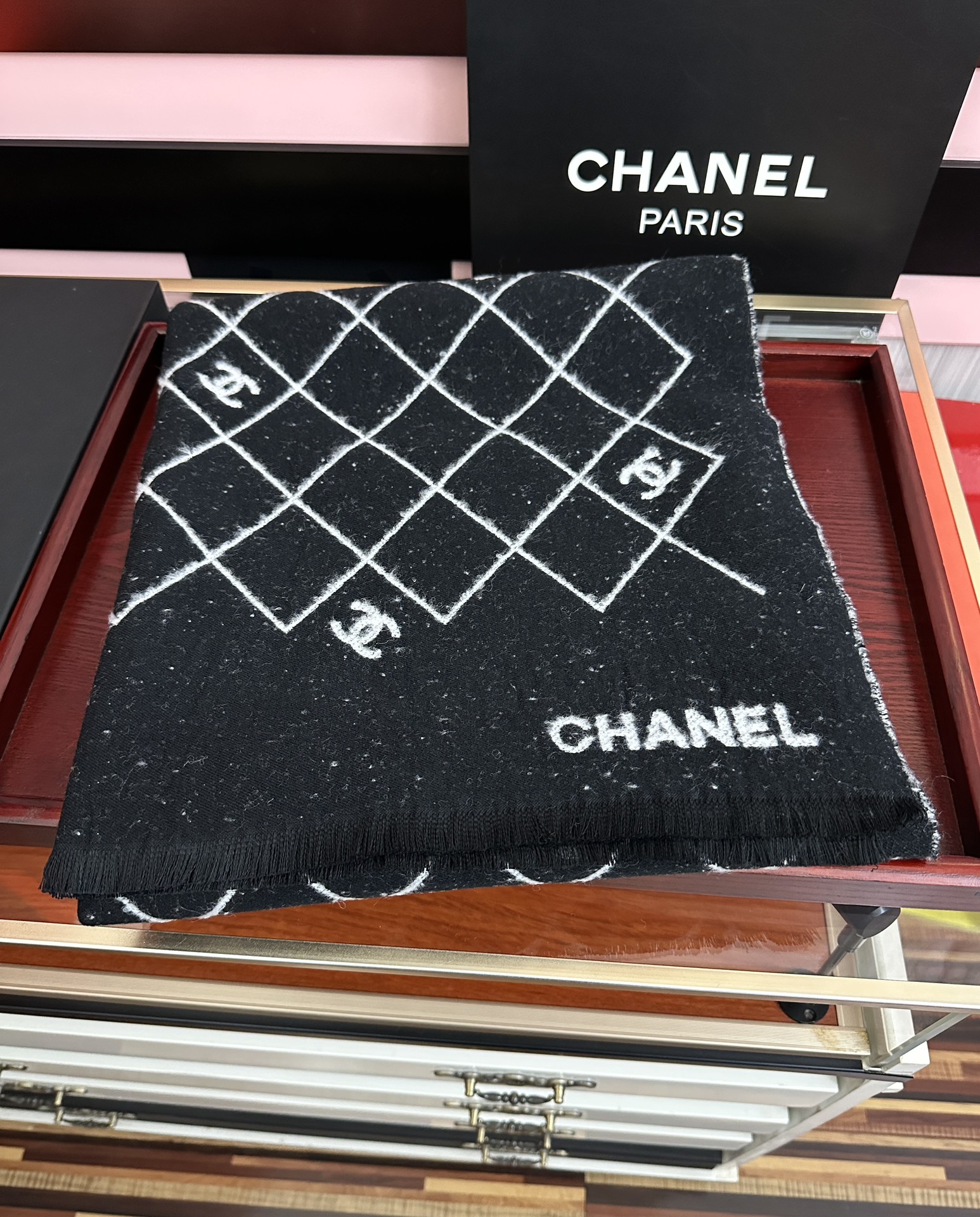 。 小香 爆款披肩！超美🫐融合了经典菱格图案与双C Logo字母元素[庆祝]采用双面提花工艺，黑灰配色高