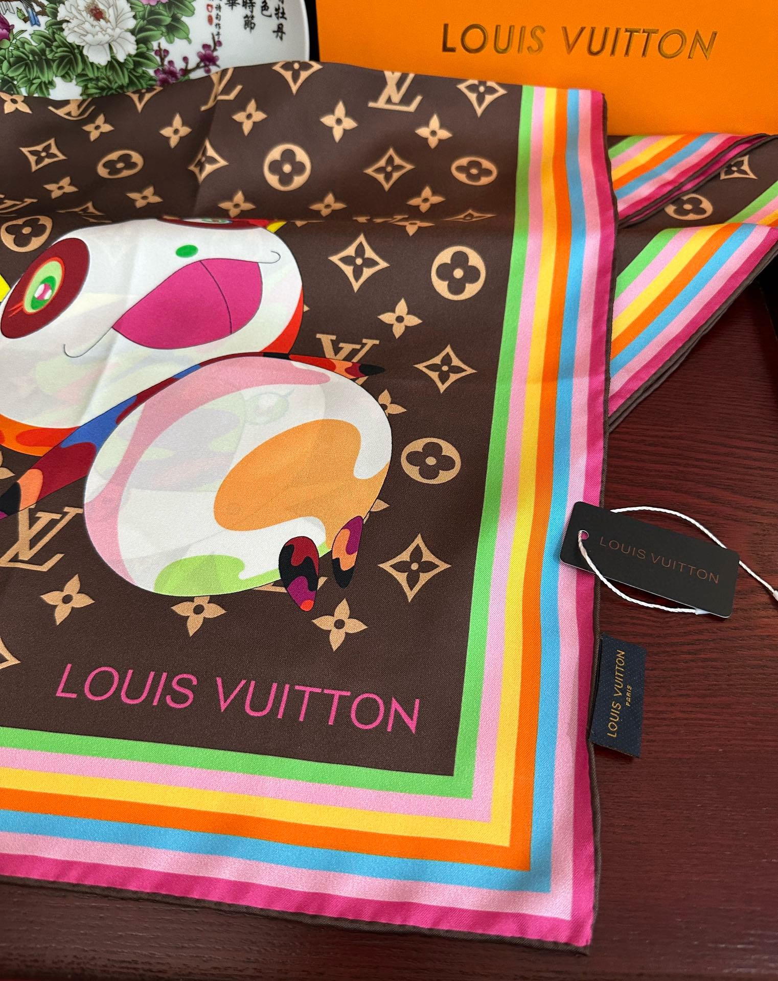 。LV官网同步【18mm双面同色顶级真丝】[庆祝]“L家”90典藏方巾通过别致的经典色彩向原创设计致敬[