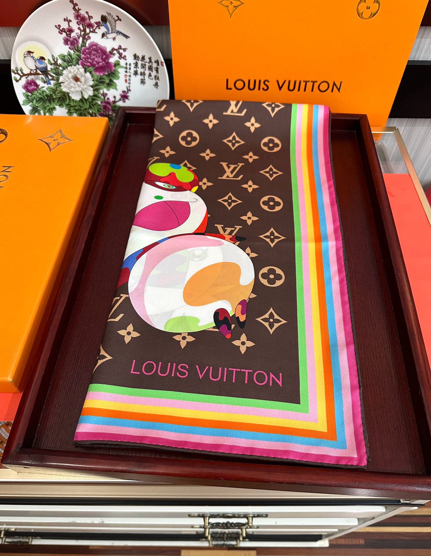 。LV官网同步【18mm双面同色顶级真丝】[庆祝]“L家”90典藏方巾通过别致的经典色彩向原创设计致敬[