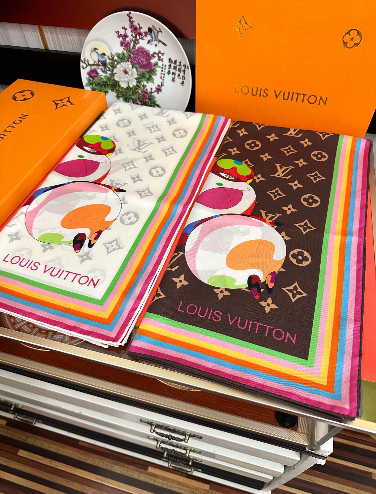 。LV官网同步【18mm双面同色顶级真丝】[庆祝]“L家”90典藏方巾通过别致的经典色彩向原创设计致敬[