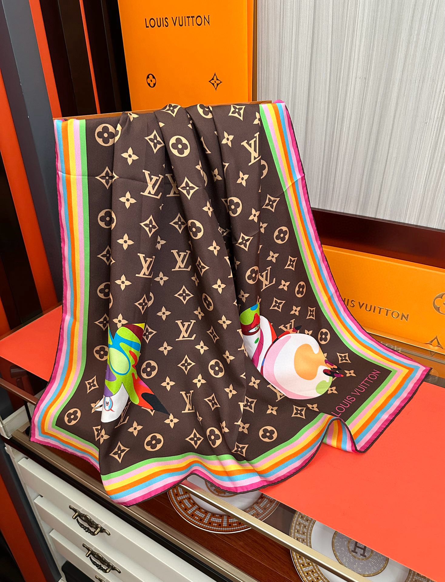 。LV官网同步【18mm双面同色顶级真丝】[庆祝]“L家”90典藏方巾通过别致的经典色彩向原创设计致敬[