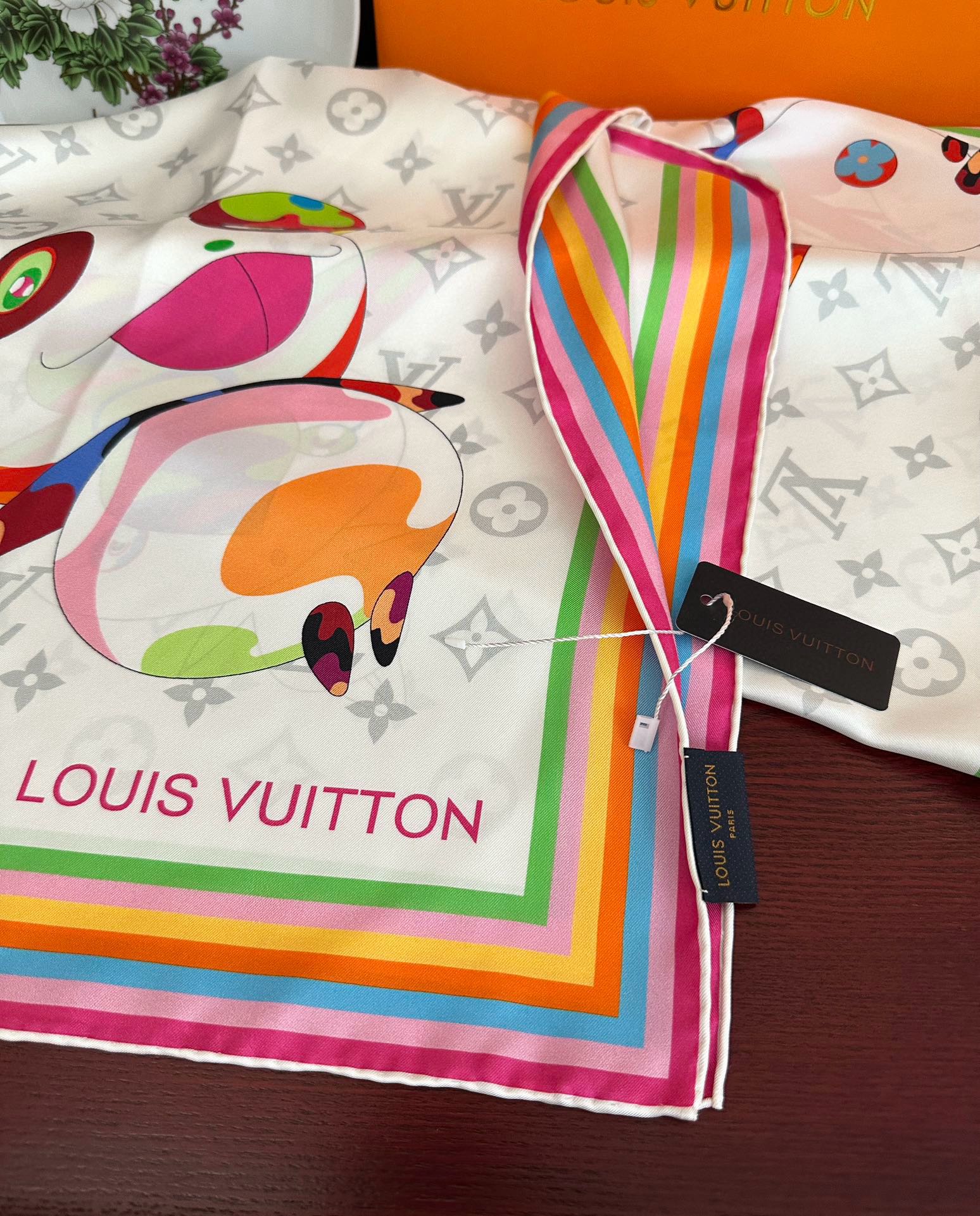 。LV官网同步【18mm双面同色顶级真丝】[庆祝]“L家”90典藏方巾通过别致的经典色彩向原创设计致敬[