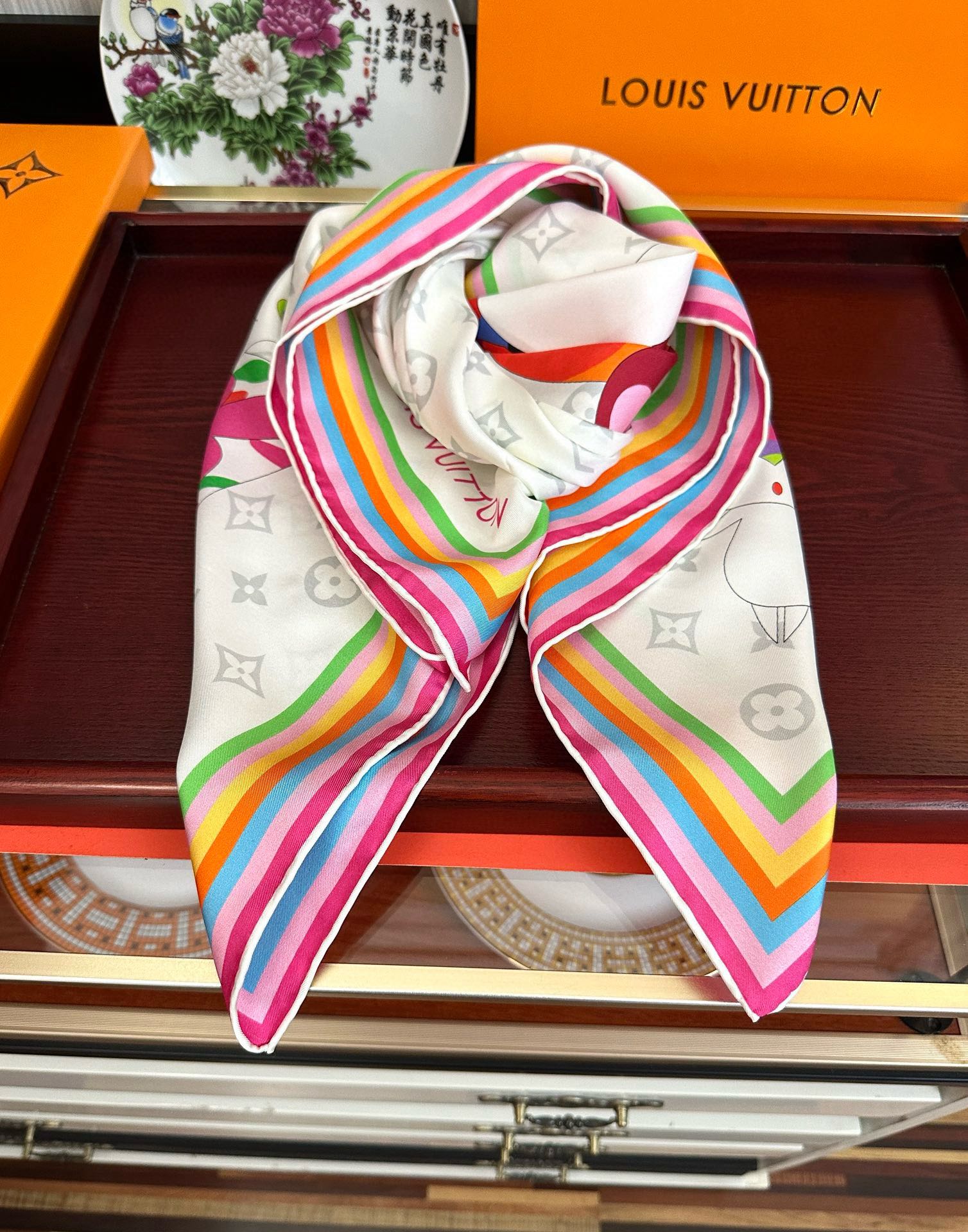 。LV官网同步【18mm双面同色顶级真丝】[庆祝]“L家”90典藏方巾通过别致的经典色彩向原创设计致敬[