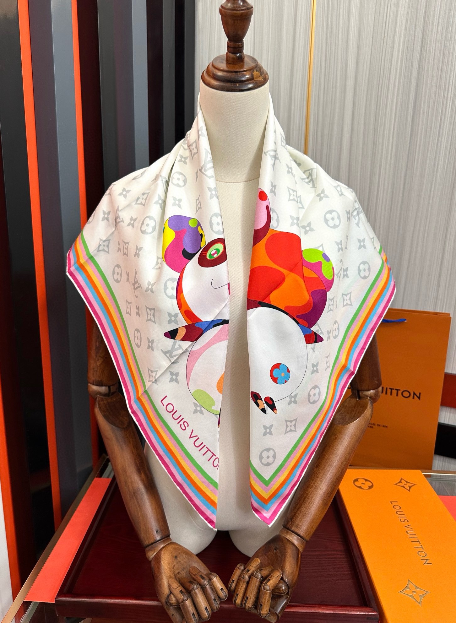 。LV官网同步【18mm双面同色顶级真丝】[庆祝]“L家”90典藏方巾通过别致的经典色彩向原创设计致敬[