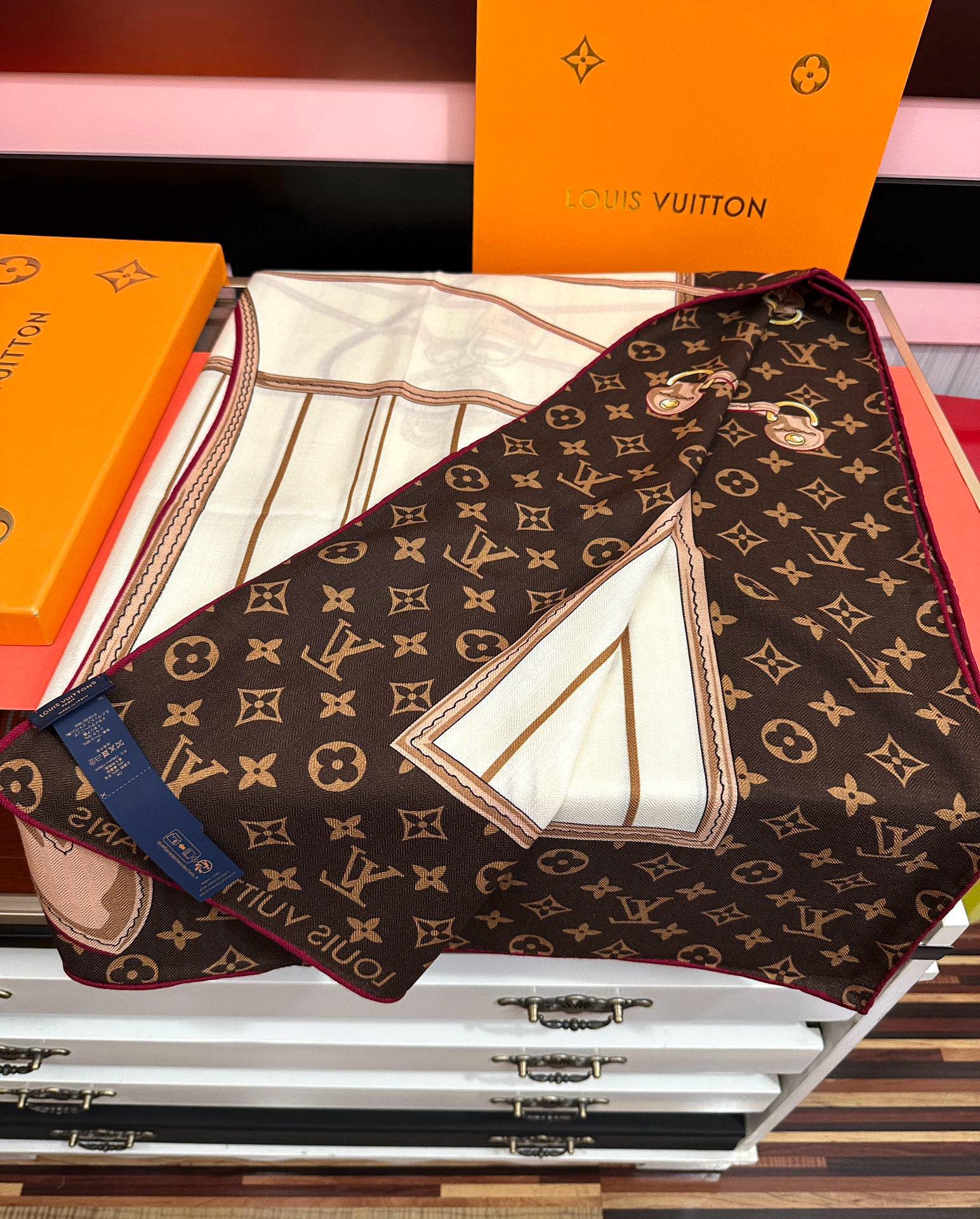 新款❤️LV 2025【双面同色】经典优雅[礼物]~气质到骨子里[色]新一季的面料超高级，真心超级柔软，