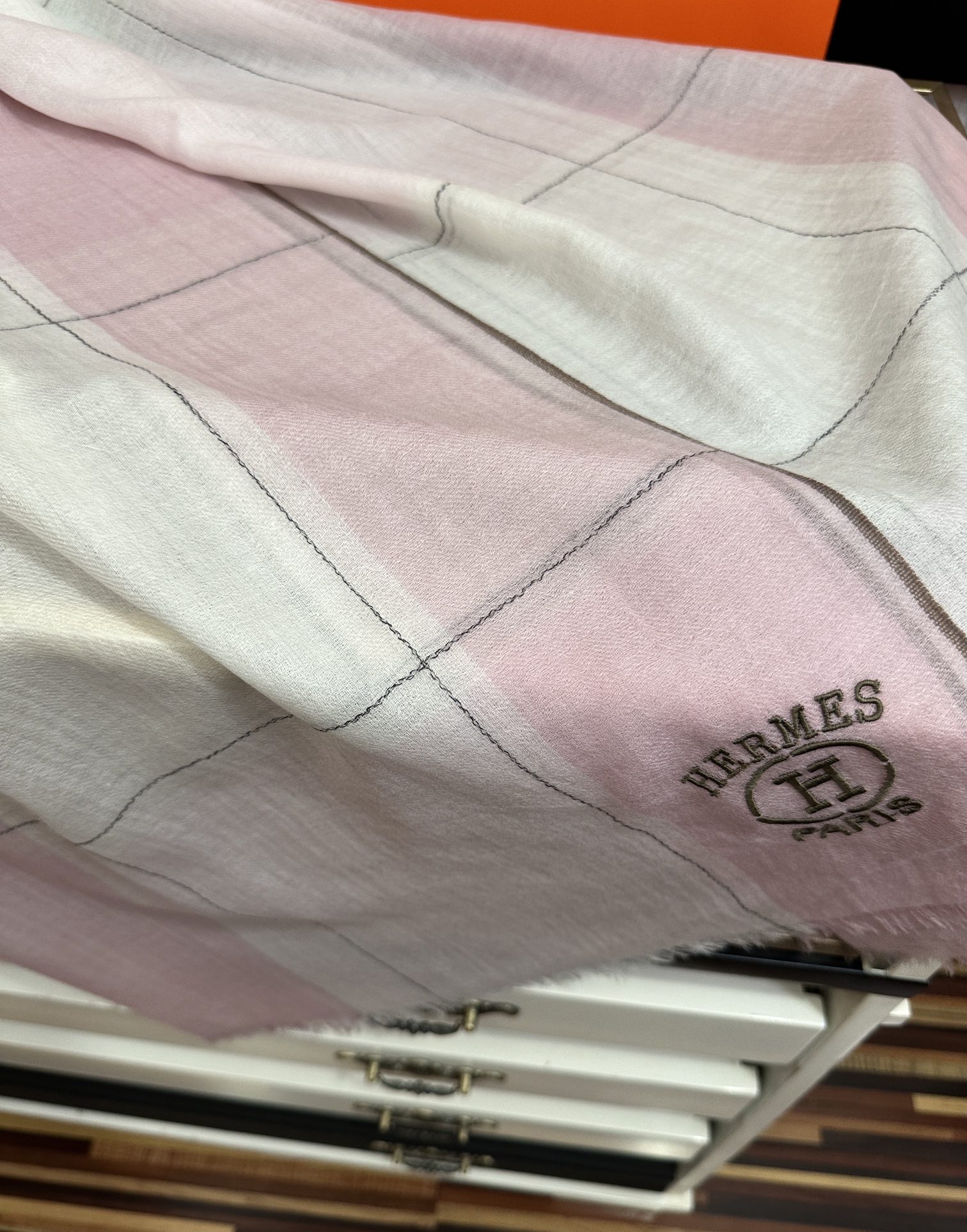 。爱马士🧣2025 太美了[庆祝]万众瞩目经典版到货🎆最优质的年轻设计师推出的最新概念👓搭配调色纱染再色