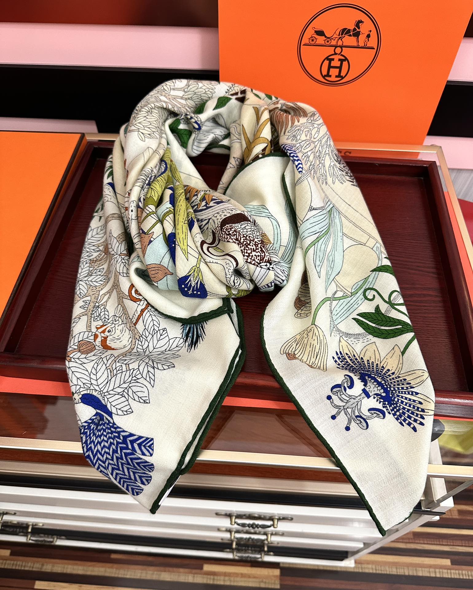 新款。爱马仕2025秋冬新款[爱心][太阳]我就不推荐了回头分享一下部分复刻款的老款信息资料供大家参考[