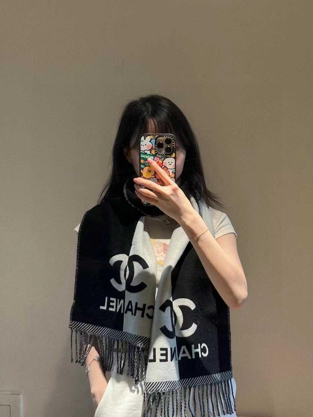 。2010香奈儿 最新款《双面拼色提花》目测是大爆款[玫瑰]双面异色提花[太阳] 两面完全相反的颜色及图