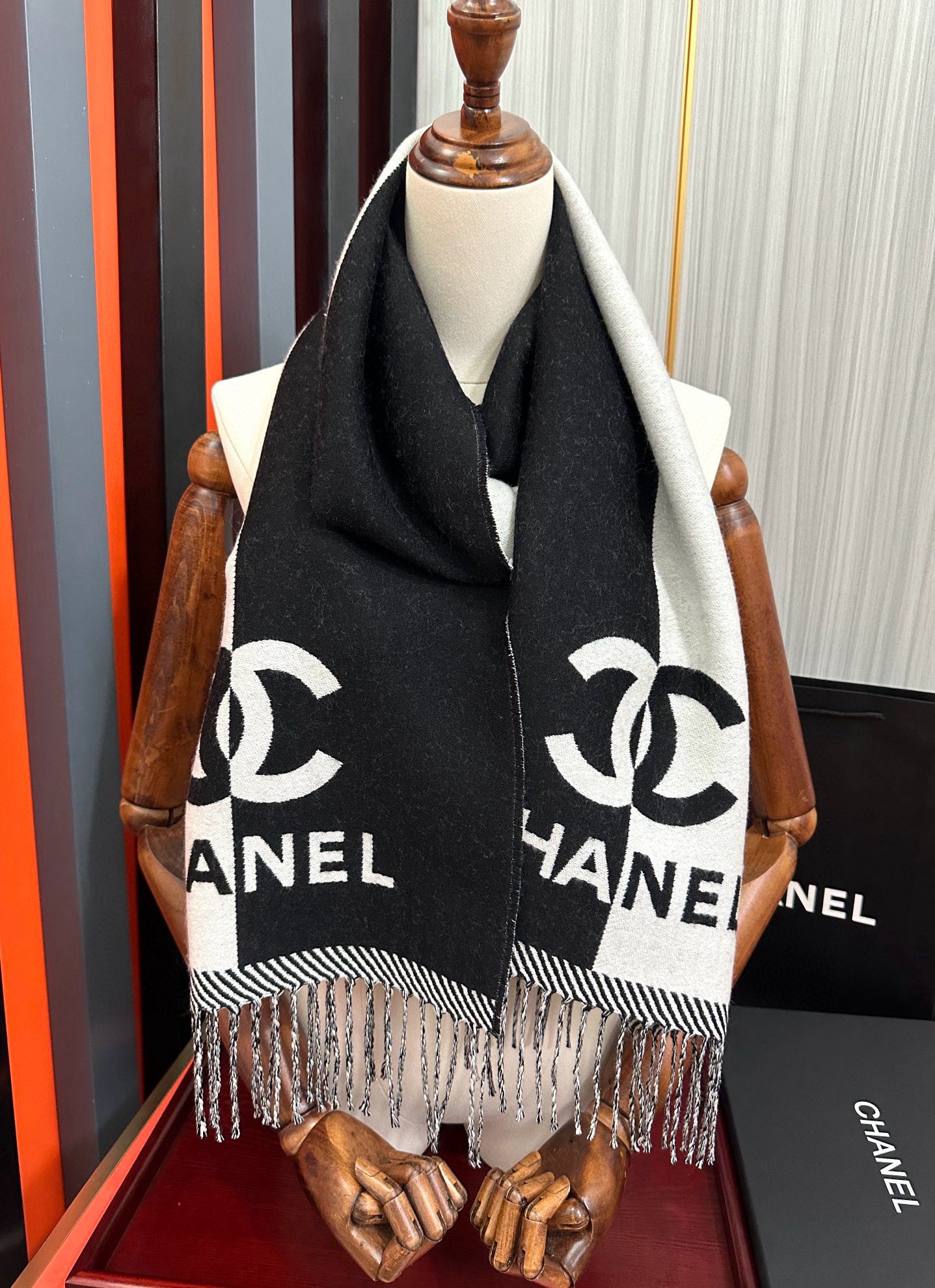 。2010香奈儿 最新款《双面拼色提花》目测是大爆款[玫瑰]双面异色提花[太阳] 两面完全相反的颜色及图