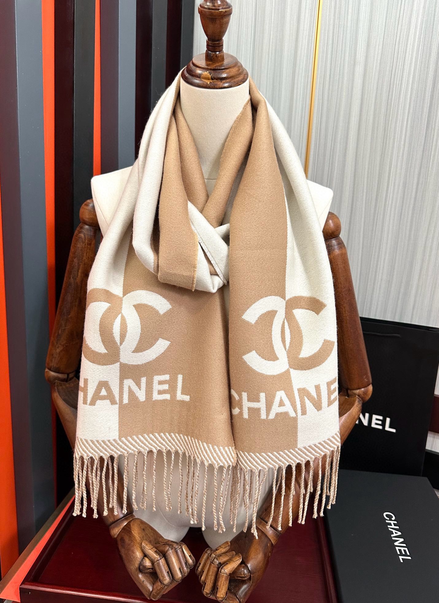 。2010香奈儿 最新款《双面拼色提花》目测是大爆款[玫瑰]双面异色提花[太阳] 两面完全相反的颜色及图