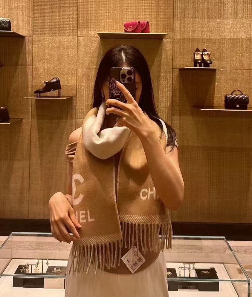 。2010香奈儿 最新款《双面拼色提花》目测是大爆款[玫瑰]双面异色提花[太阳] 两面完全相反的颜色及图