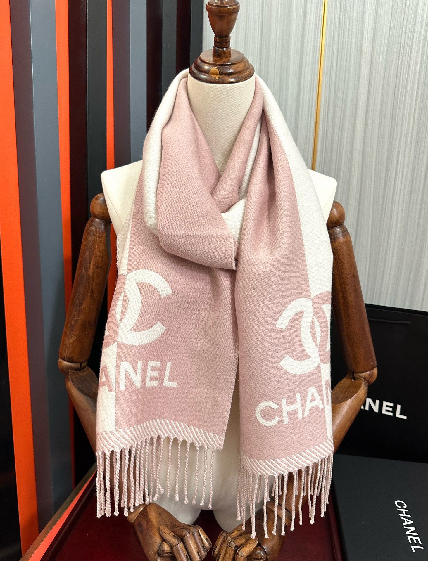 。2010香奈儿 最新款《双面拼色提花》目测是大爆款[玫瑰]双面异色提花[太阳] 两面完全相反的颜色及图