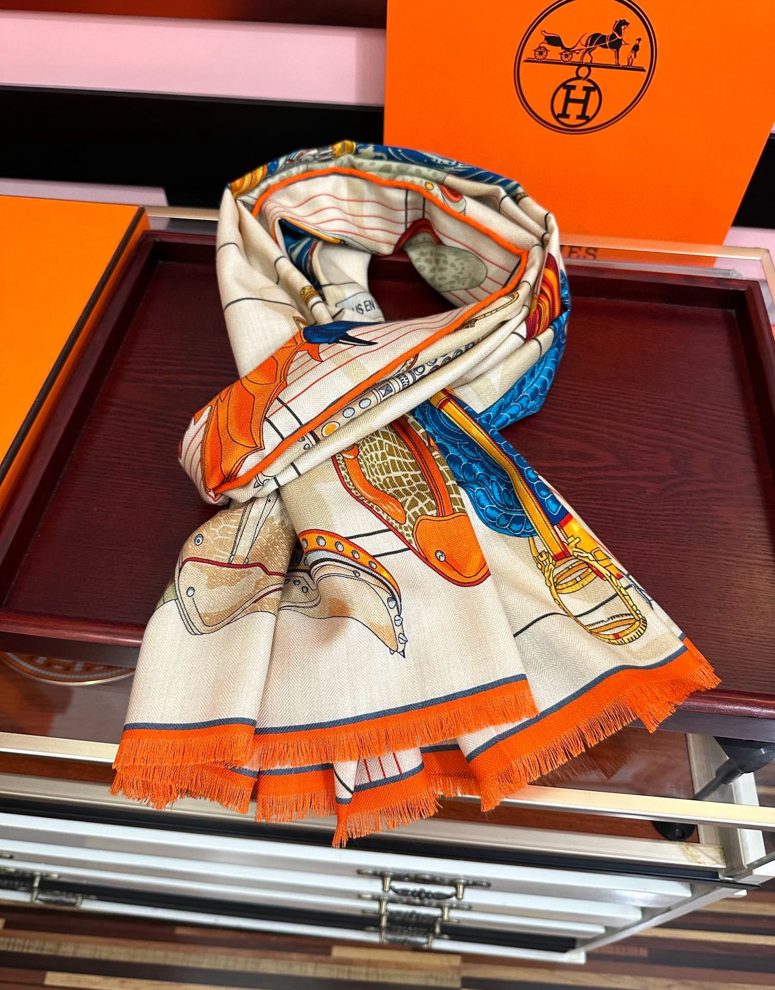 。新款 女士们必备款2025 新款爱马仕。【双面同色】太美了[吃瓜]下手一定要快[嘴唇]四季都可以用[勾