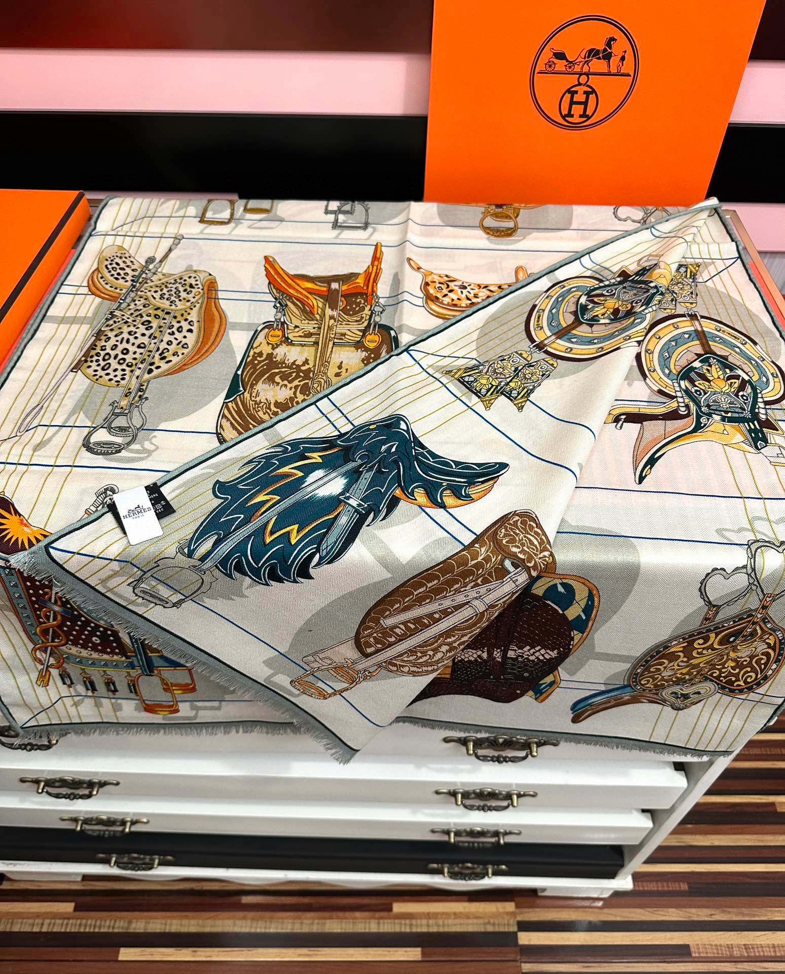 。新款 女士们必备款2025 新款爱马仕。【双面同色】太美了[吃瓜]下手一定要快[嘴唇]四季都可以用[勾