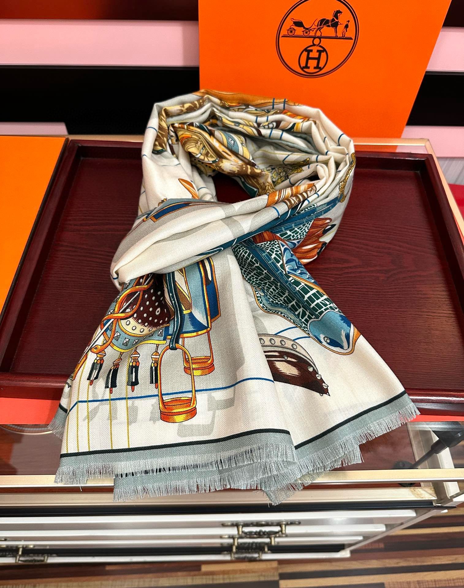 。新款 女士们必备款2025 新款爱马仕。【双面同色】太美了[吃瓜]下手一定要快[嘴唇]四季都可以用[勾