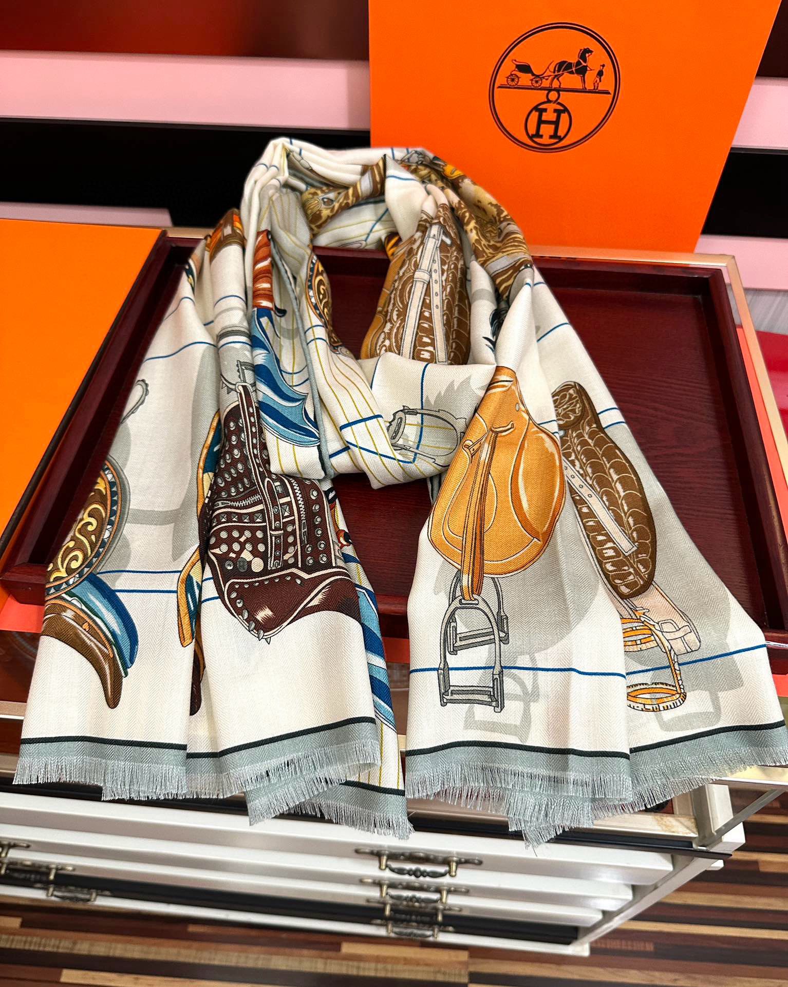 。新款 女士们必备款2025 新款爱马仕。【双面同色】太美了[吃瓜]下手一定要快[嘴唇]四季都可以用[勾