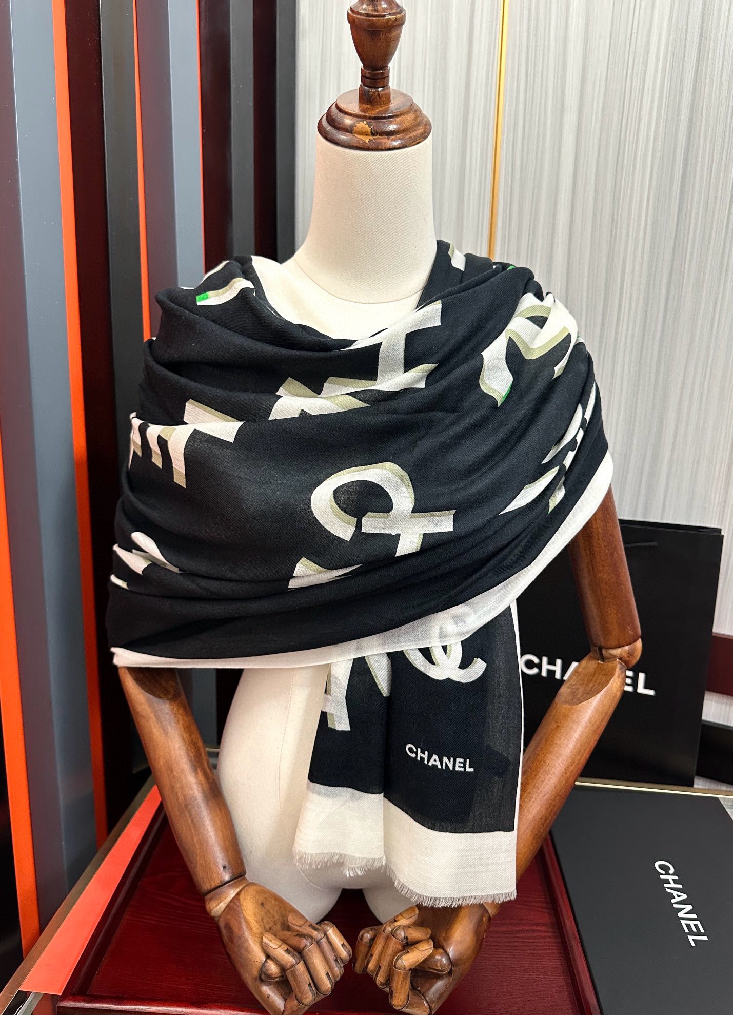 。上新 小香2025 最新款、太美到心动😘【香家双c系列300支羊绒长巾】实物真心美 🎀披肩配以印花💓无