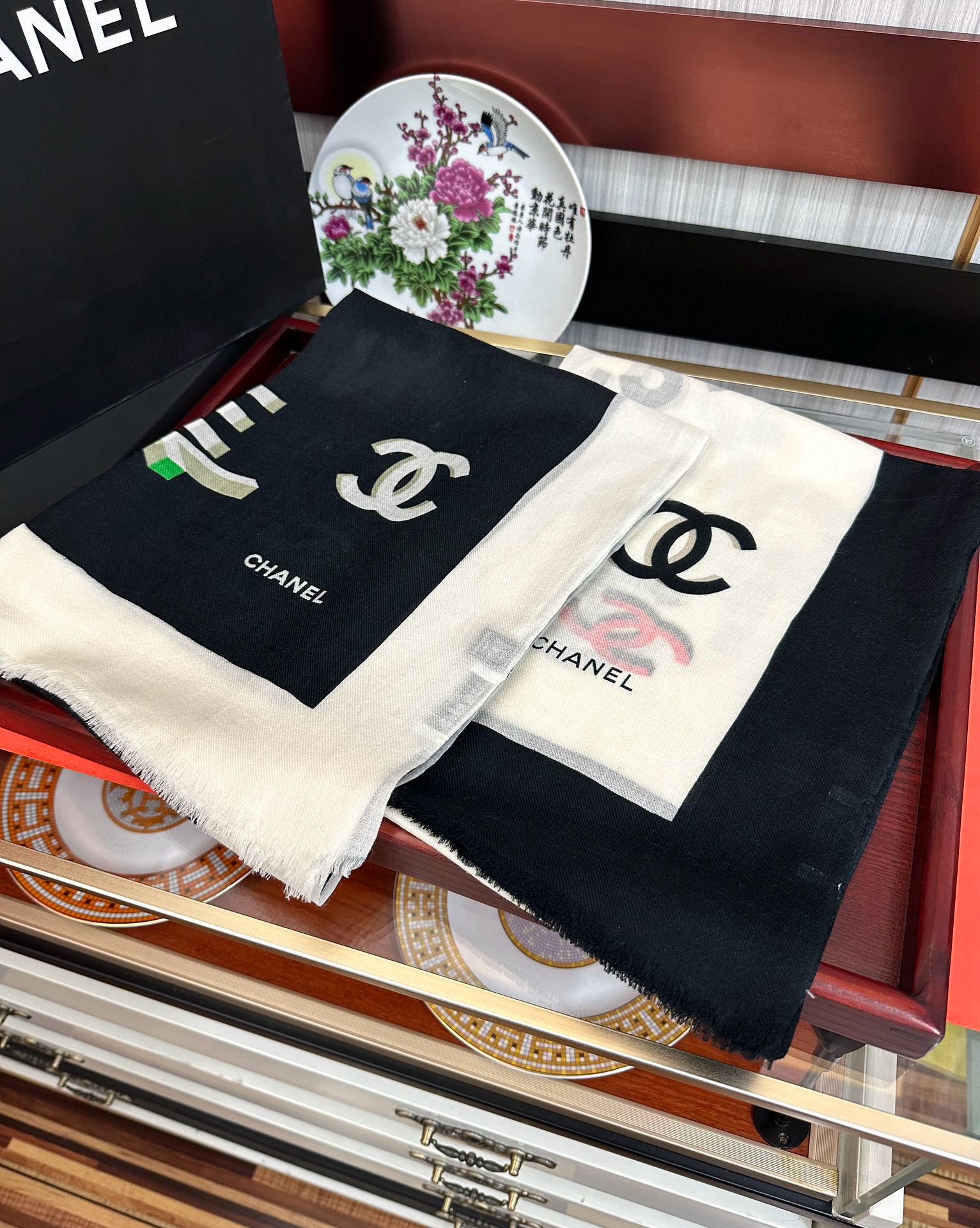 。上新 小香2025 最新款、太美到心动😘【香家双c系列300支羊绒长巾】实物真心美 🎀披肩配以印花💓无