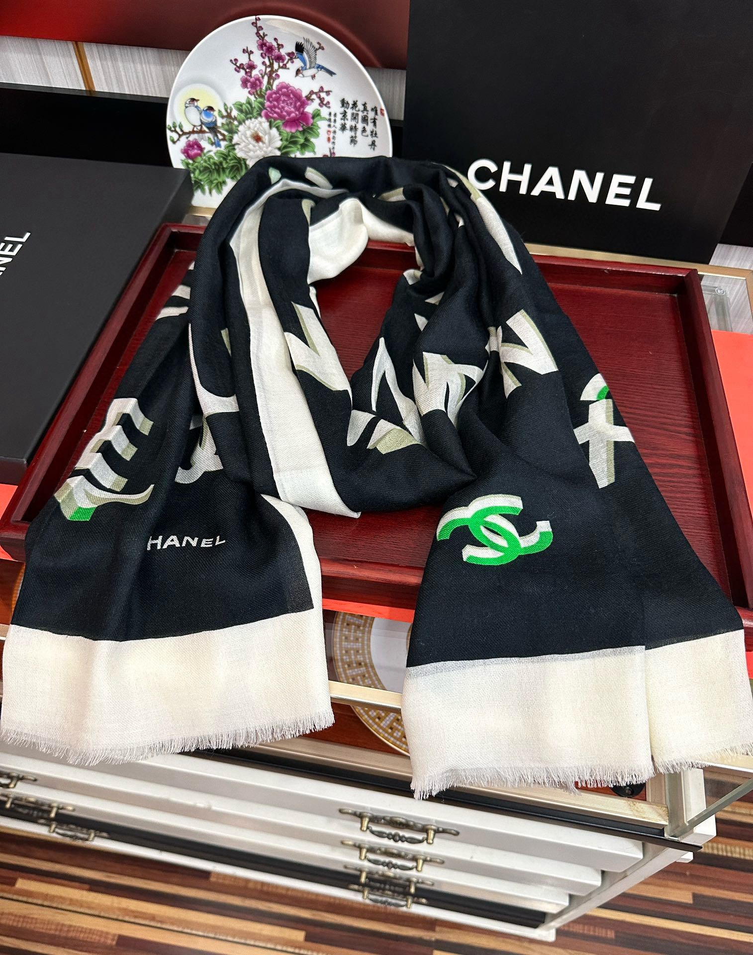 。上新 小香2025 最新款、太美到心动😘【香家双c系列300支羊绒长巾】实物真心美 🎀披肩配以印花💓无