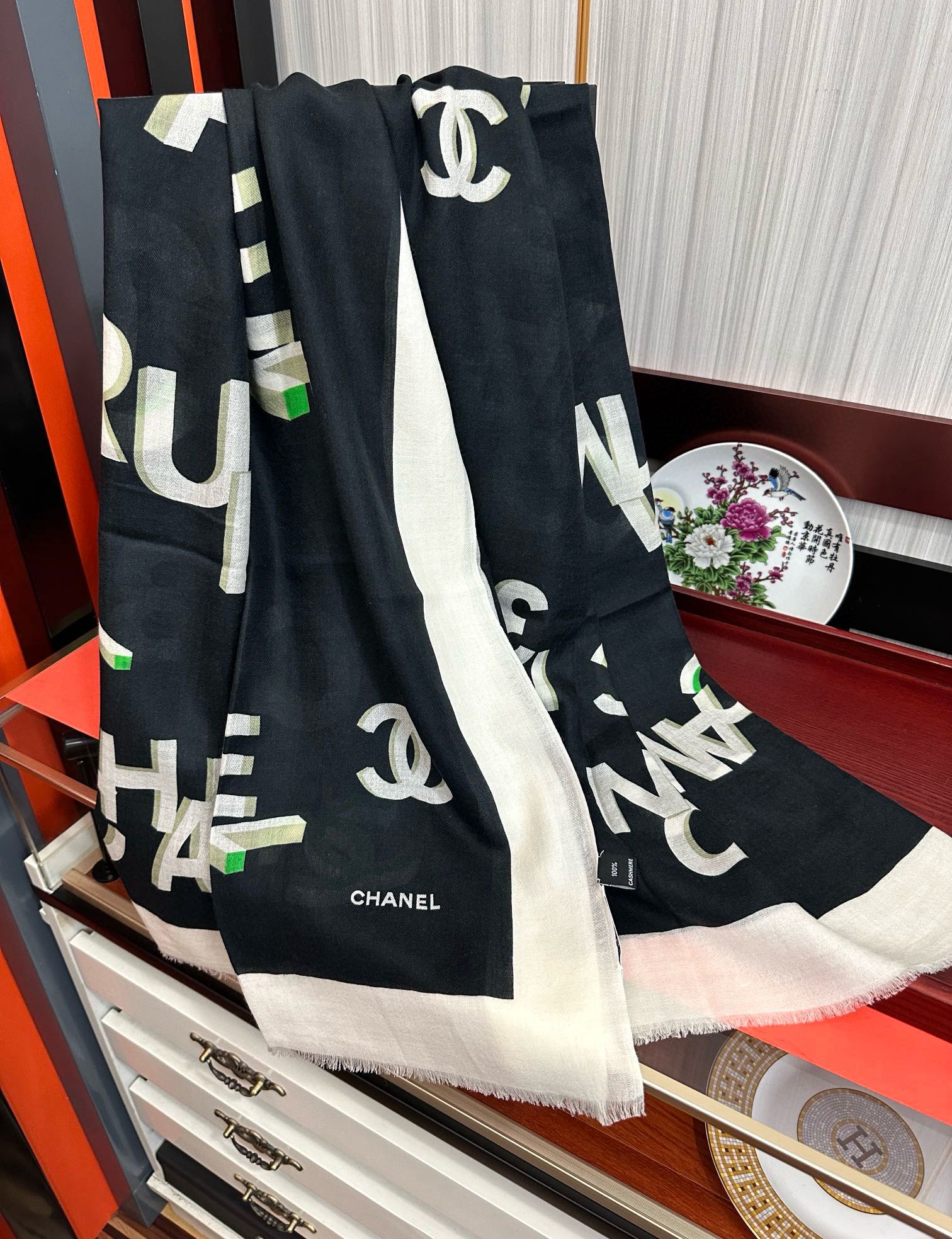 。上新 小香2025 最新款、太美到心动😘【香家双c系列300支羊绒长巾】实物真心美 🎀披肩配以印花💓无