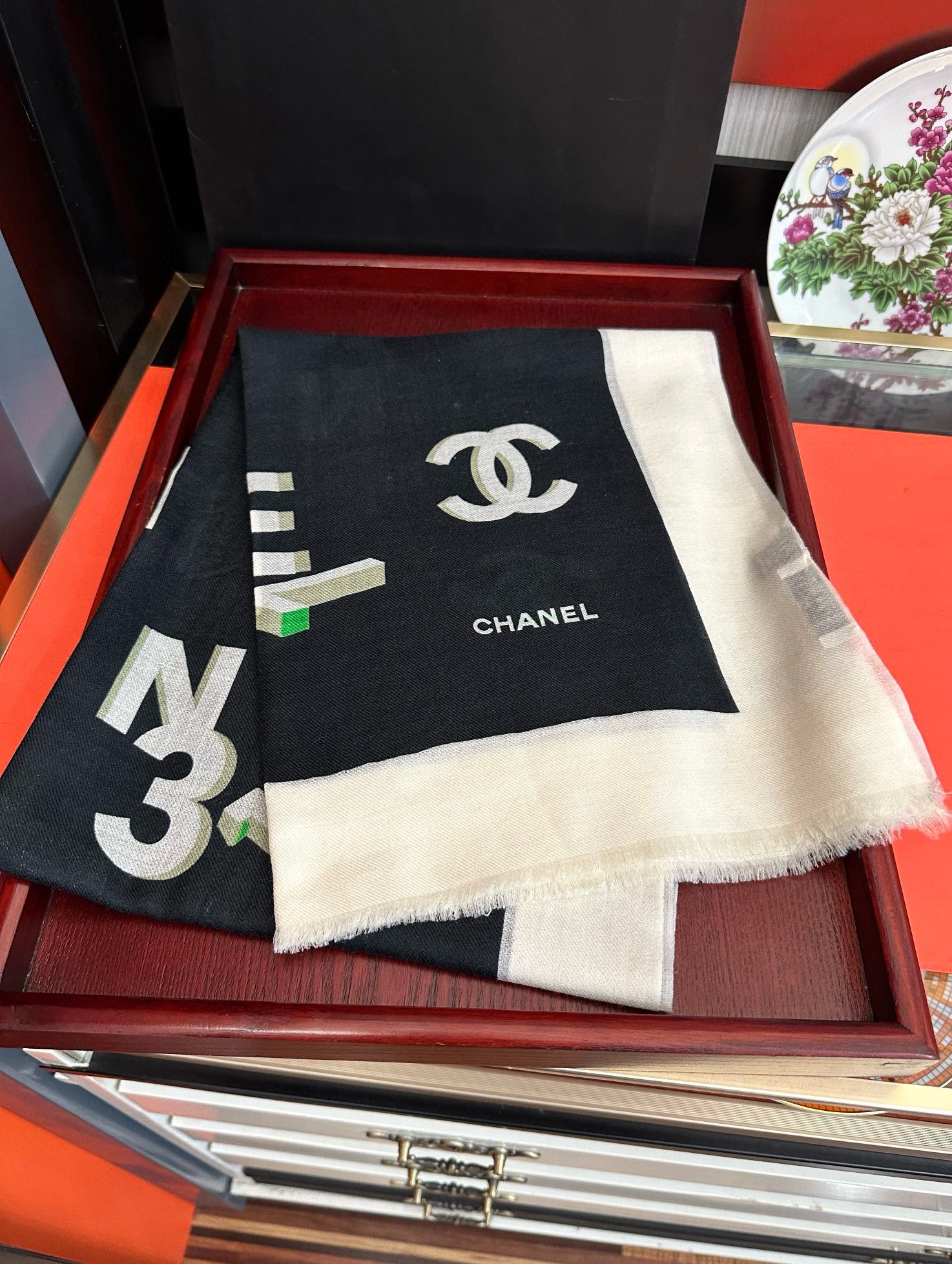 。上新 小香2025 最新款、太美到心动😘【香家双c系列300支羊绒长巾】实物真心美 🎀披肩配以印花💓无