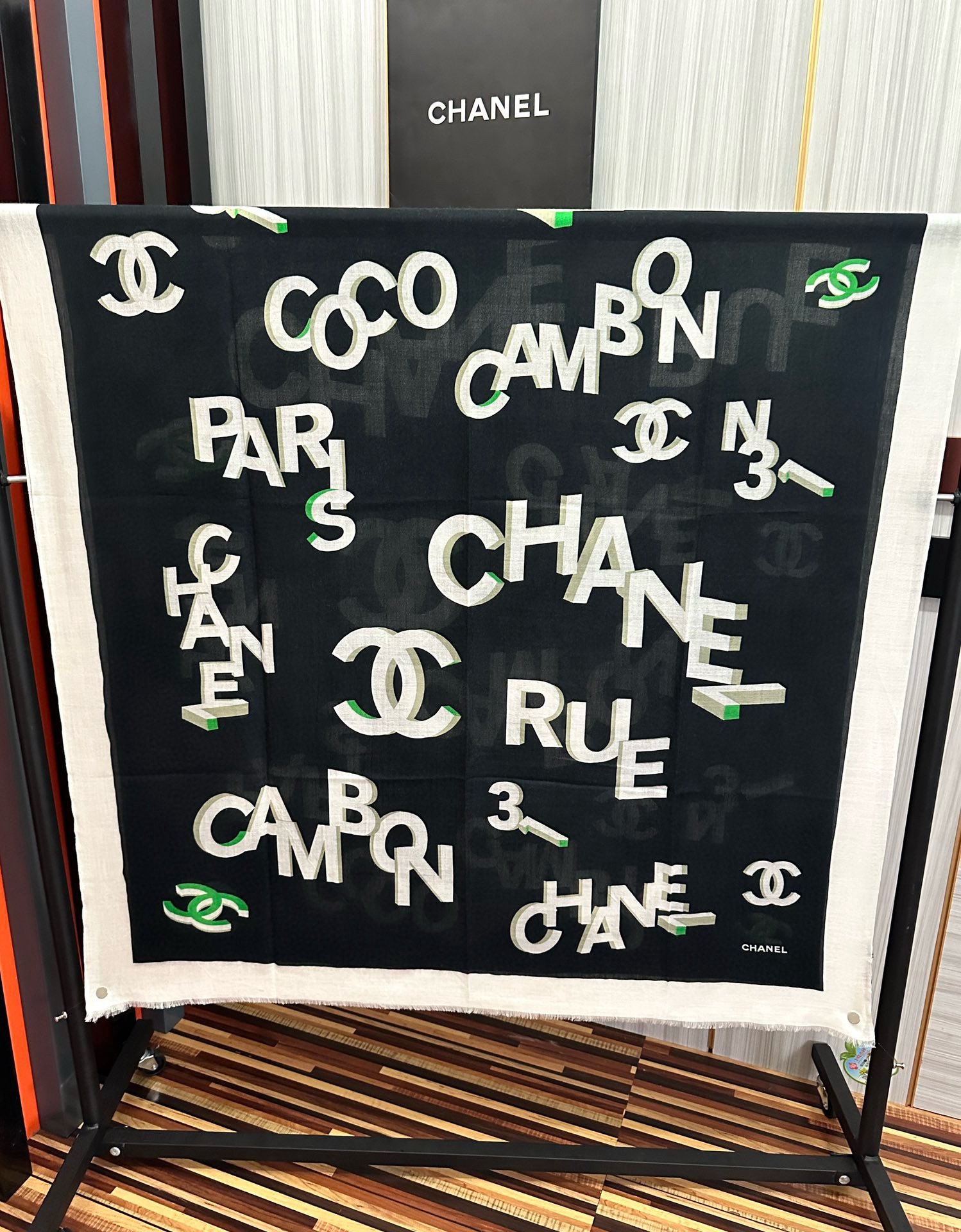 。上新 小香2025 最新款、太美到心动😘【香家双c系列300支羊绒长巾】实物真心美 🎀披肩配以印花💓无