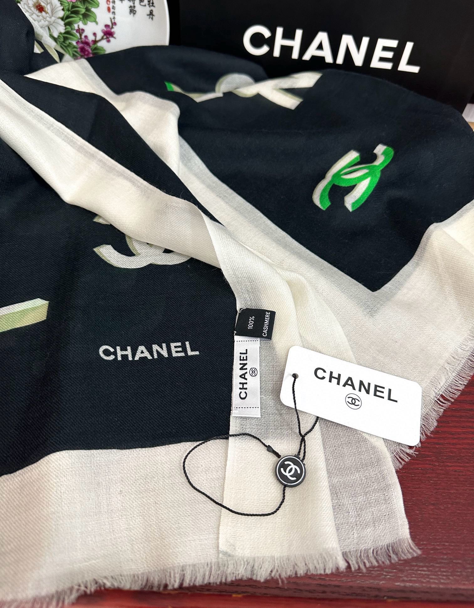 。上新 小香2025 最新款、太美到心动😘【香家双c系列300支羊绒长巾】实物真心美 🎀披肩配以印花💓无