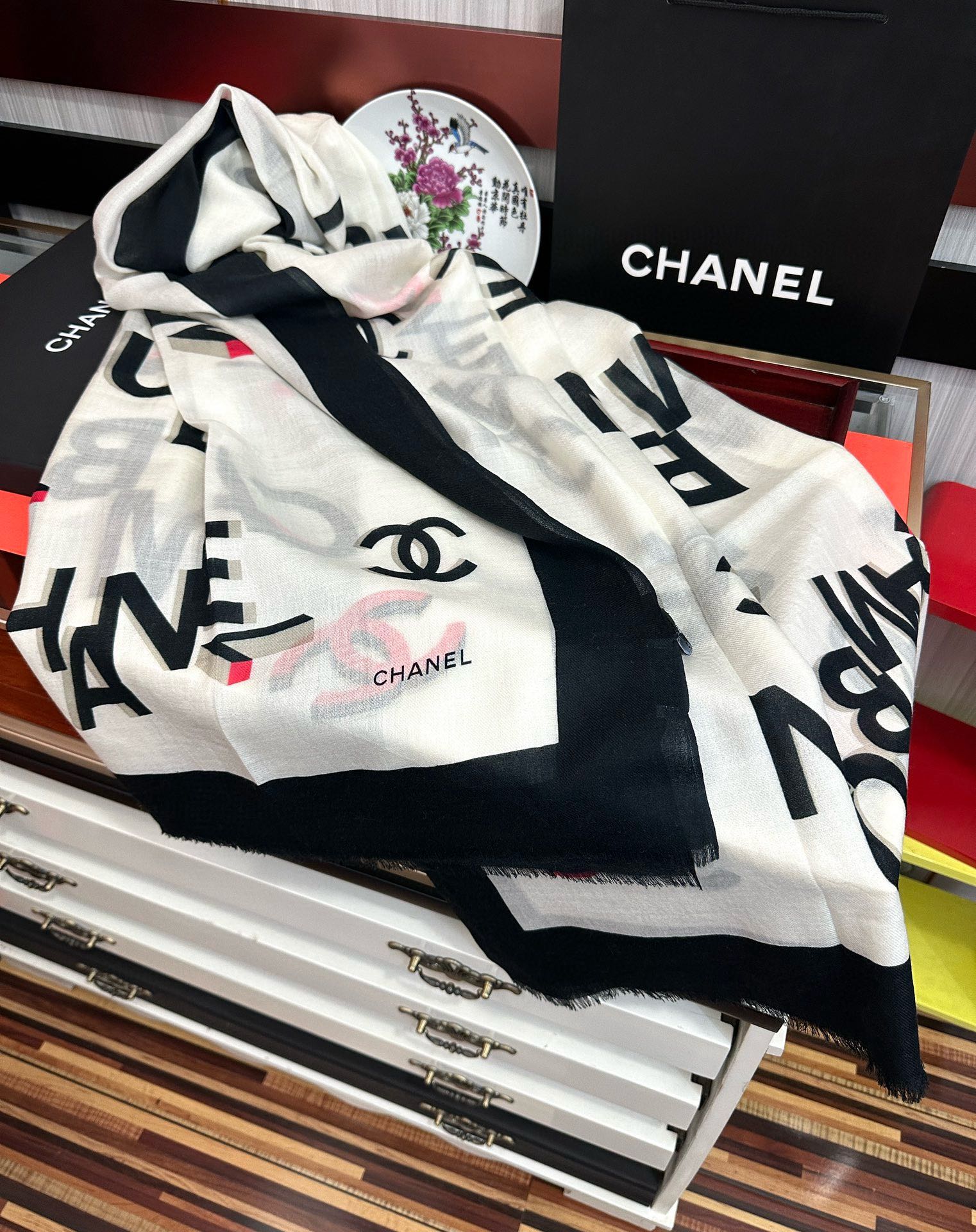 。上新 小香2025 最新款、太美到心动😘【香家双c系列300支羊绒长巾】实物真心美 🎀披肩配以印花💓无