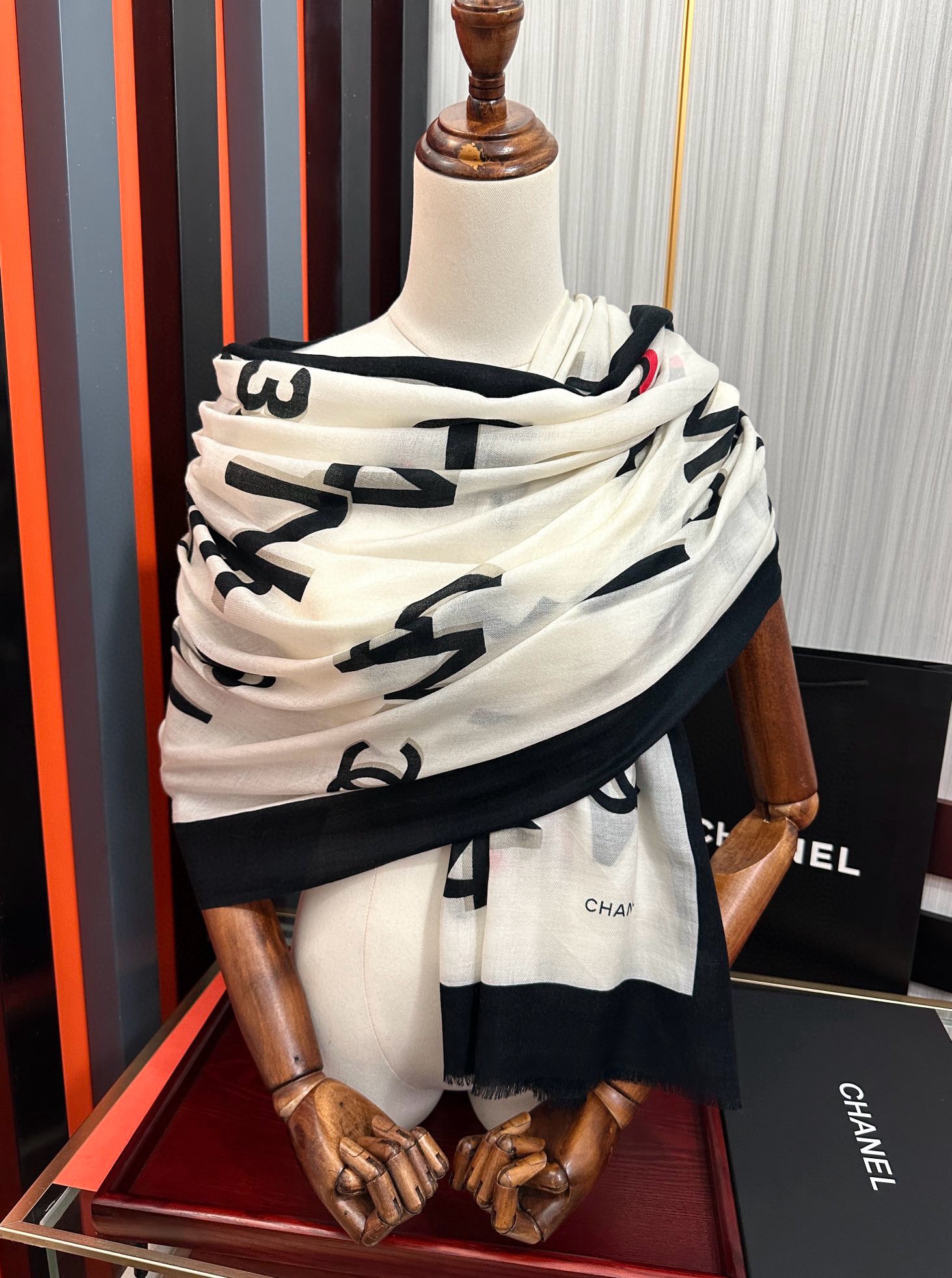 。上新 小香2025 最新款、太美到心动😘【香家双c系列300支羊绒长巾】实物真心美 🎀披肩配以印花💓无